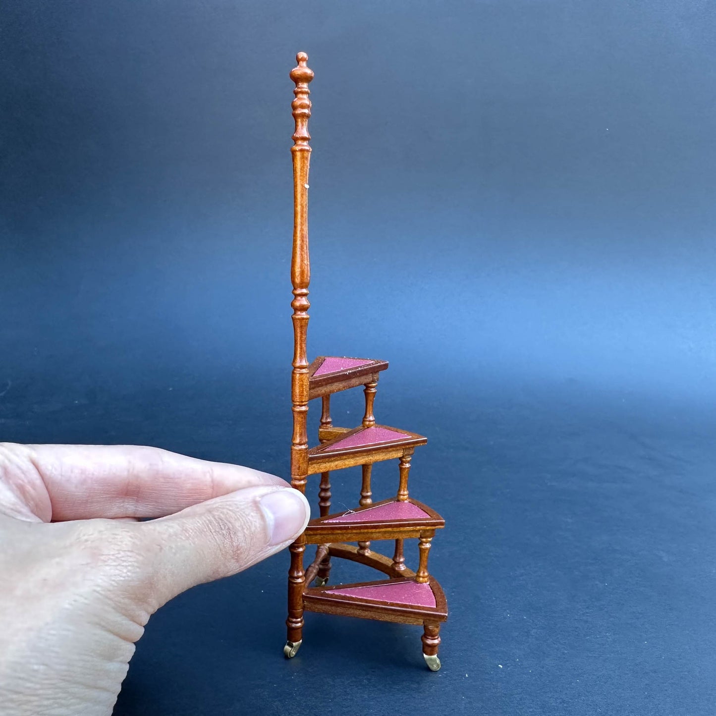 Library ladder step ladder WALNUT Victorian. Solid wood-covered Burgundy leather four-stage  1:12 scale for dollhouse miniature stairs