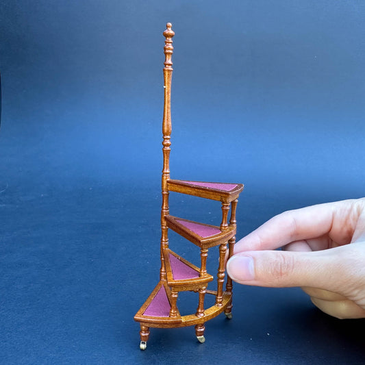 Escabeau de bibliothèque victorien en noyer. Bois massif recouvert de cuir bordeaux, quatre marches, échelle 1:12, pour escalier miniature de maison de poupée.