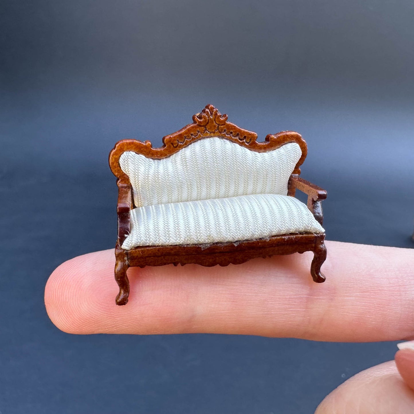 1:48 1/4"  Victorian Sofa for living room dollhouse 1/48 Top Quality White or Pink