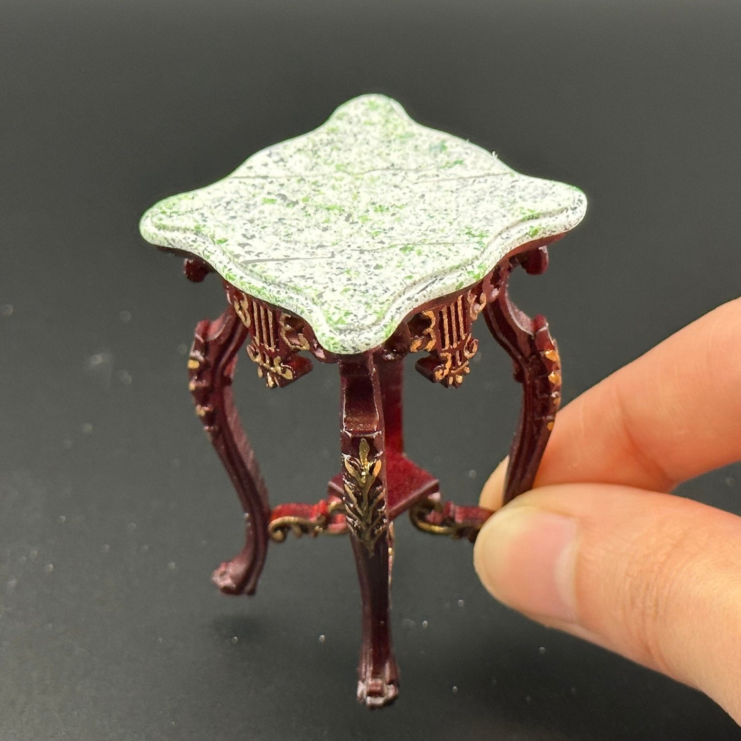 Carved and mahogany-wood exquisite tall end table stand Victorian period for dollhouse miniature 1:12 gold details Y3553