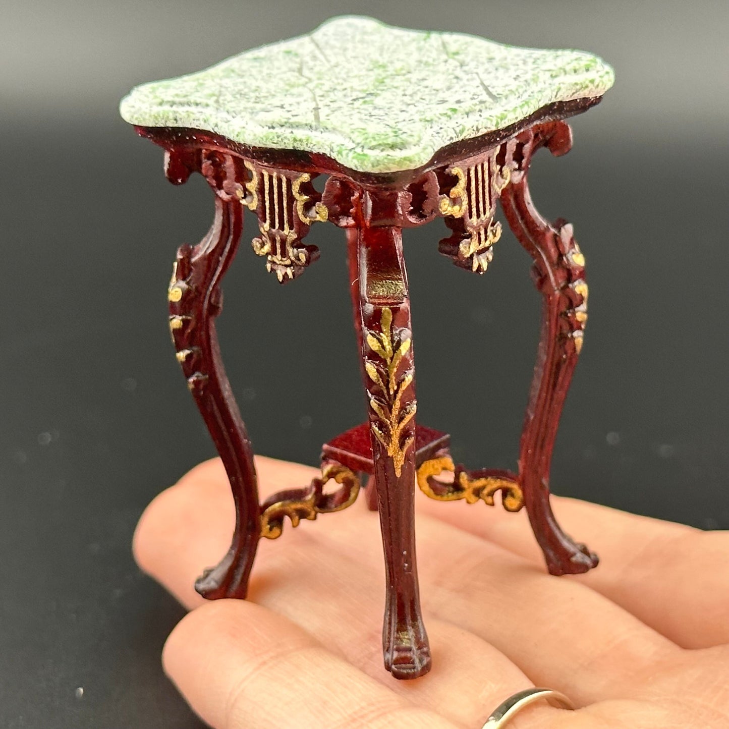 Carved and mahogany-wood exquisite tall end table stand Victorian period for dollhouse miniature 1:12 gold details Y3553