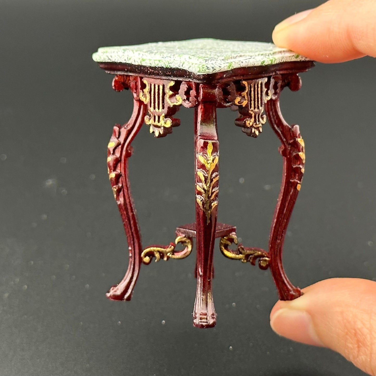Carved and mahogany-wood exquisite tall end table stand Victorian period for dollhouse miniature 1:12 gold details Y3553