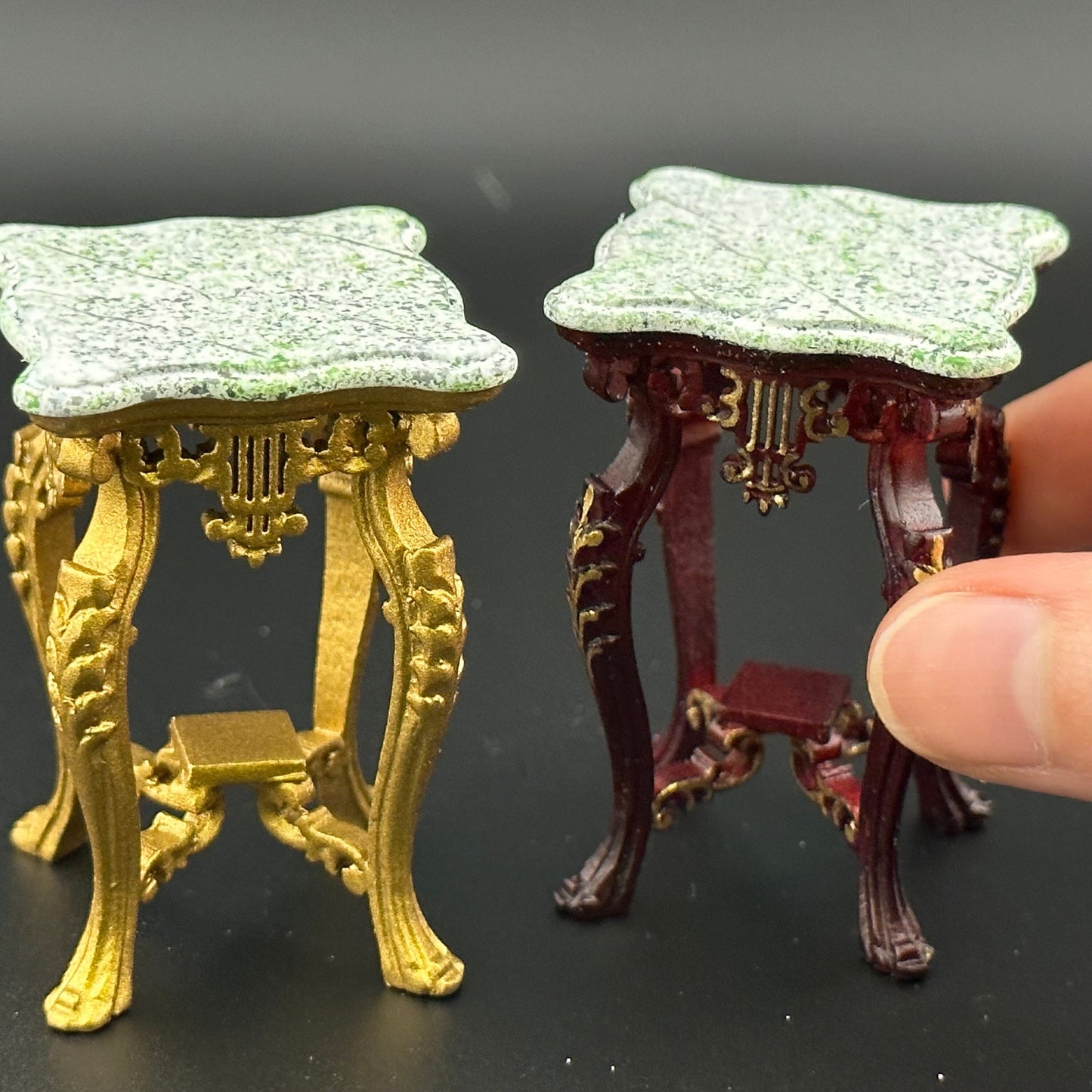 Carved and mahogany-wood exquisite tall end table stand Victorian period for dollhouse miniature 1:12 gold details Y3553