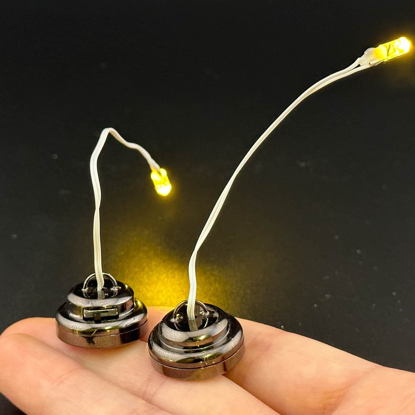 Longues LED sur fil pour maison de poupée à monter soi-même, avec interrupteur marche/arrêt et pile. Pour créer votre propre suspension lumineuse à l'échelle 1:12. Lot de 2. FA059189