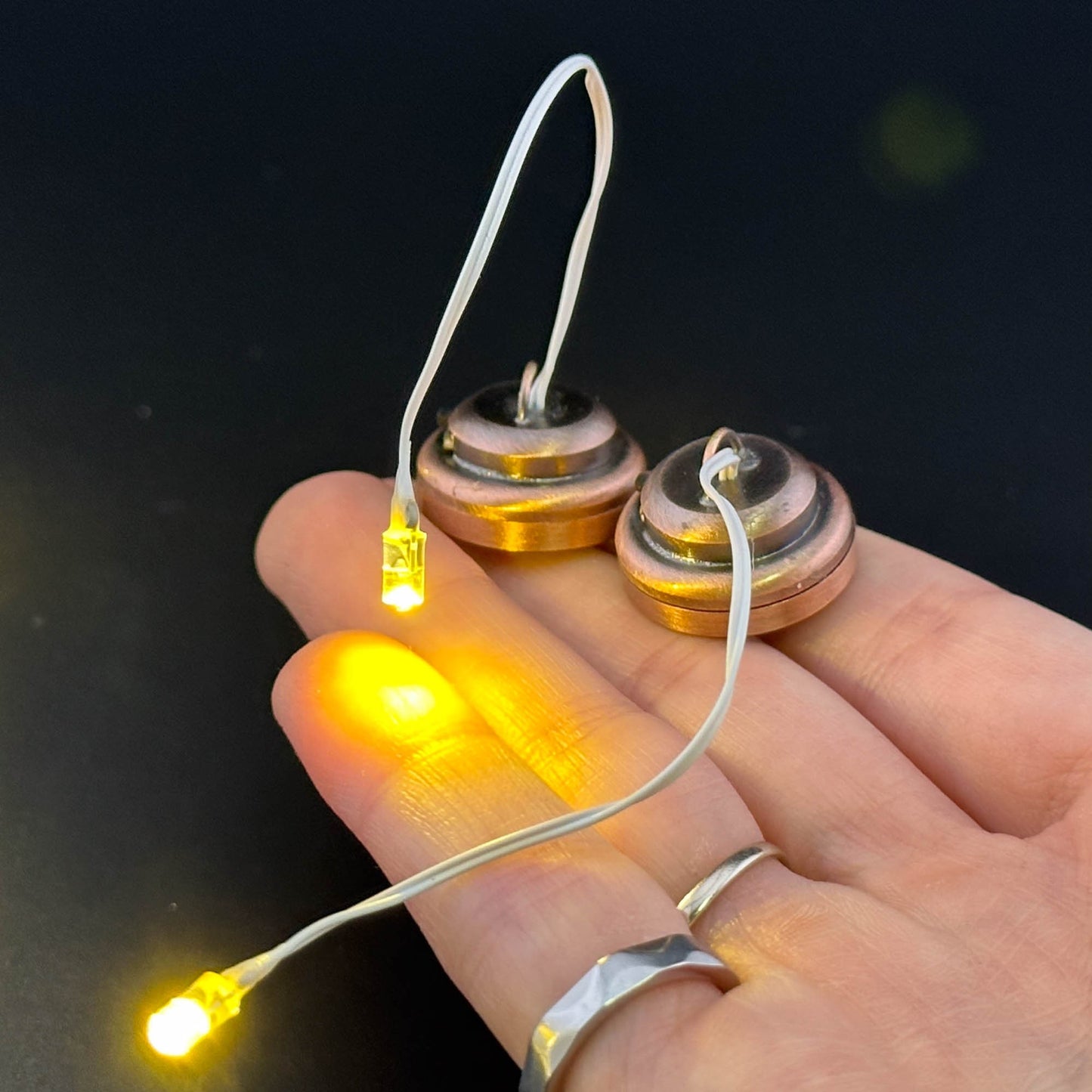 Longues LED sur fil pour maison de poupée à monter soi-même, avec interrupteur marche/arrêt et pile. Pour créer votre propre suspension lumineuse à l'échelle 1:12. Lot de 2. FA059189