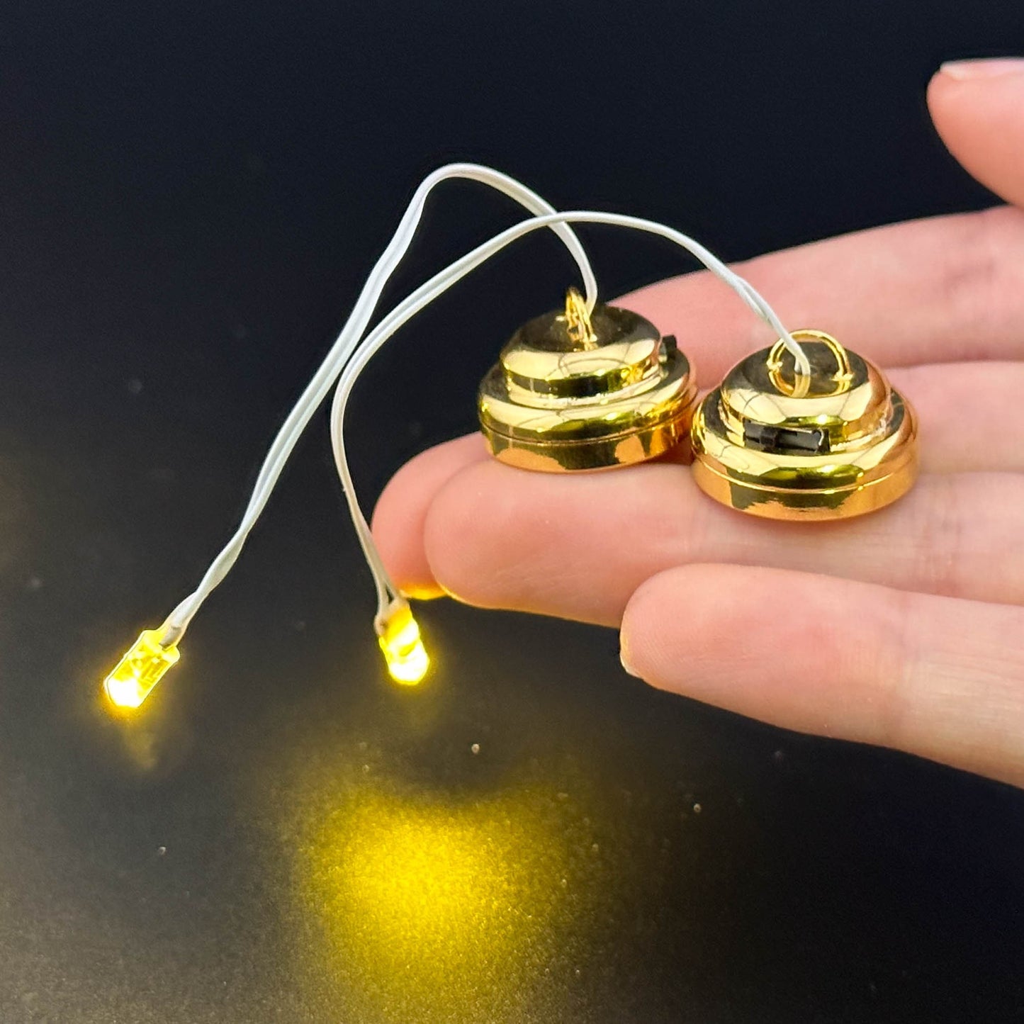 Longues LED sur fil pour maison de poupée à monter soi-même, avec interrupteur marche/arrêt et pile. Pour créer votre propre suspension lumineuse à l'échelle 1:12. Lot de 2. FA059189