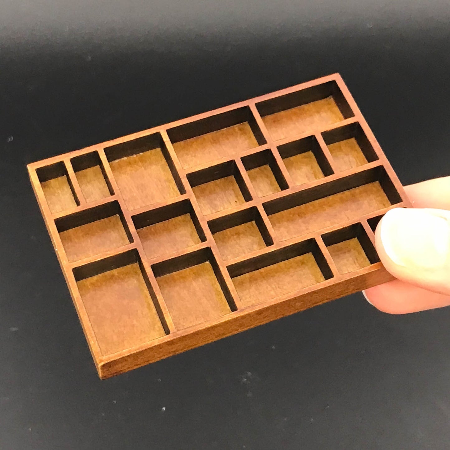 Organisateur de bibelots miniature ou plateau d'imprimante d'étagère Boîte d'ombre miniature de tri de couture pour maison de poupée 1:12 en noyer ou non fini V4085