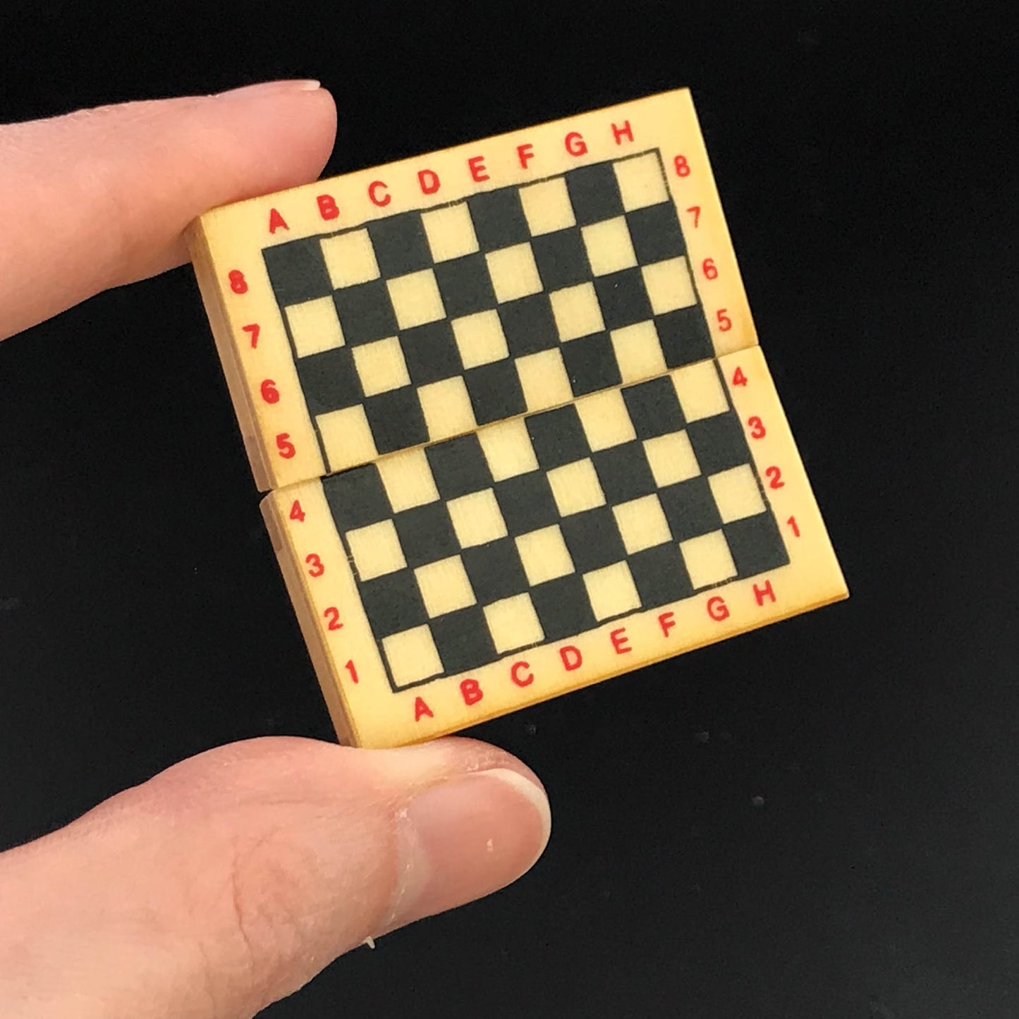 Miniature Checkers and backgammon board game toy for 1:12 scale dollhouse V4084M