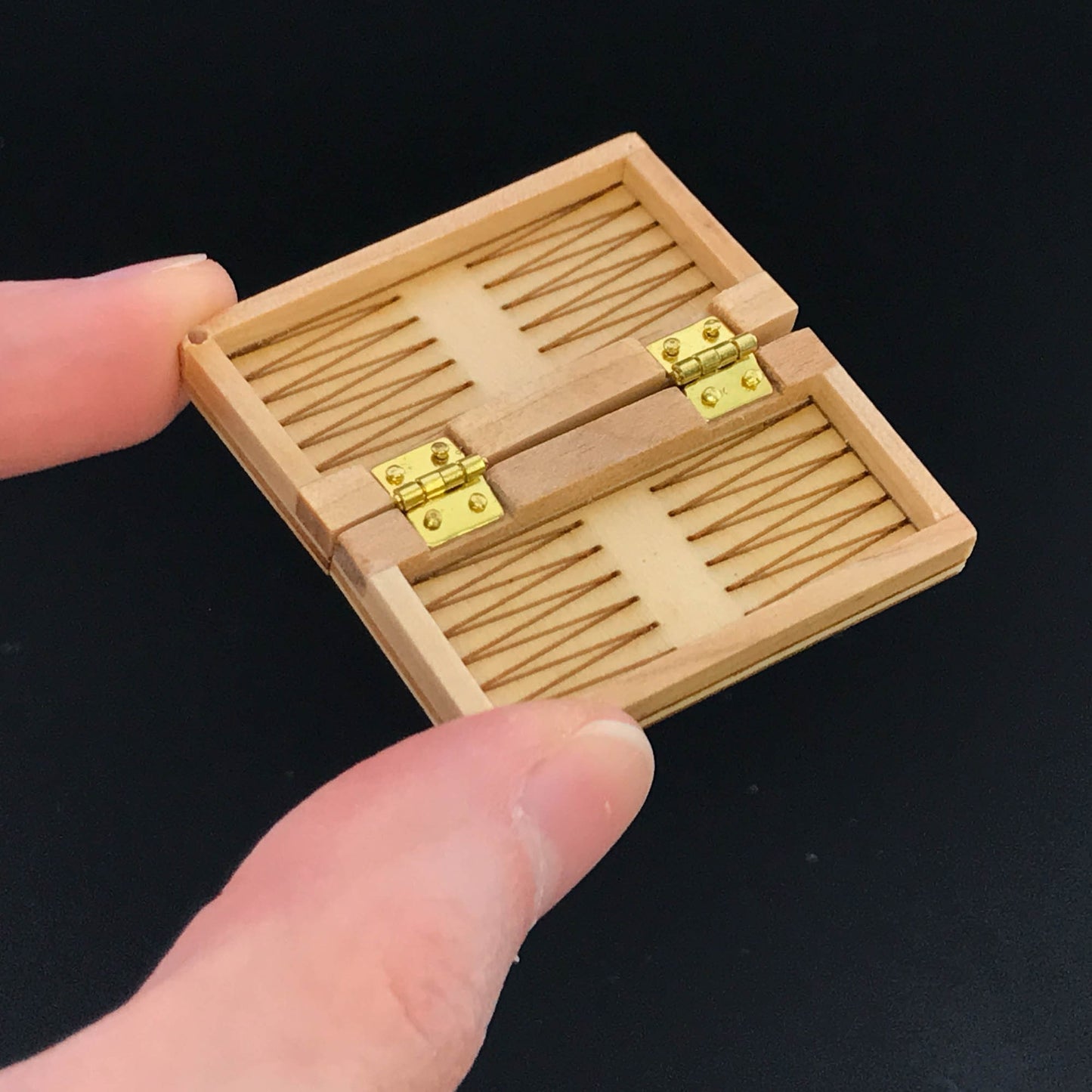 Miniature Checkers and backgammon board game toy for 1:12 scale dollhouse V4084M