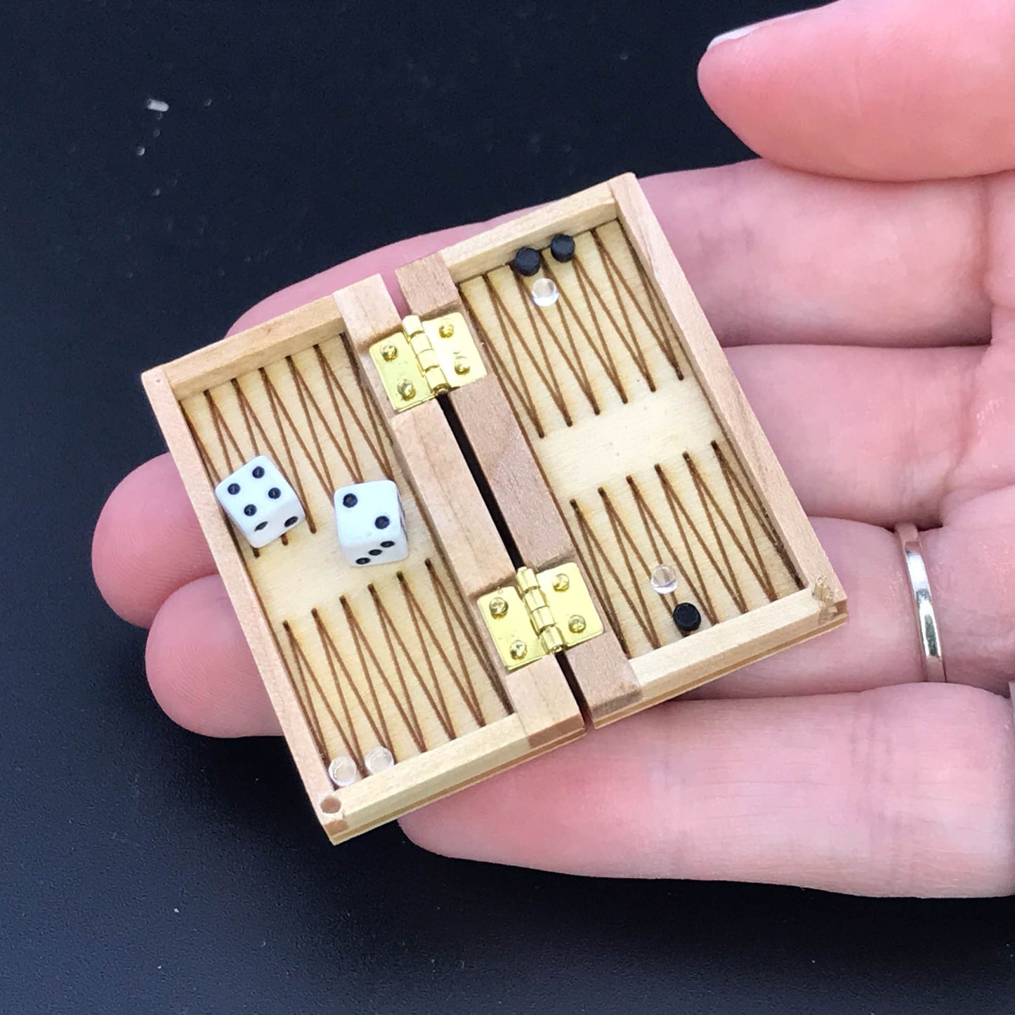 Miniature Checkers and backgammon board game toy for 1:12 scale dollhouse V4084M