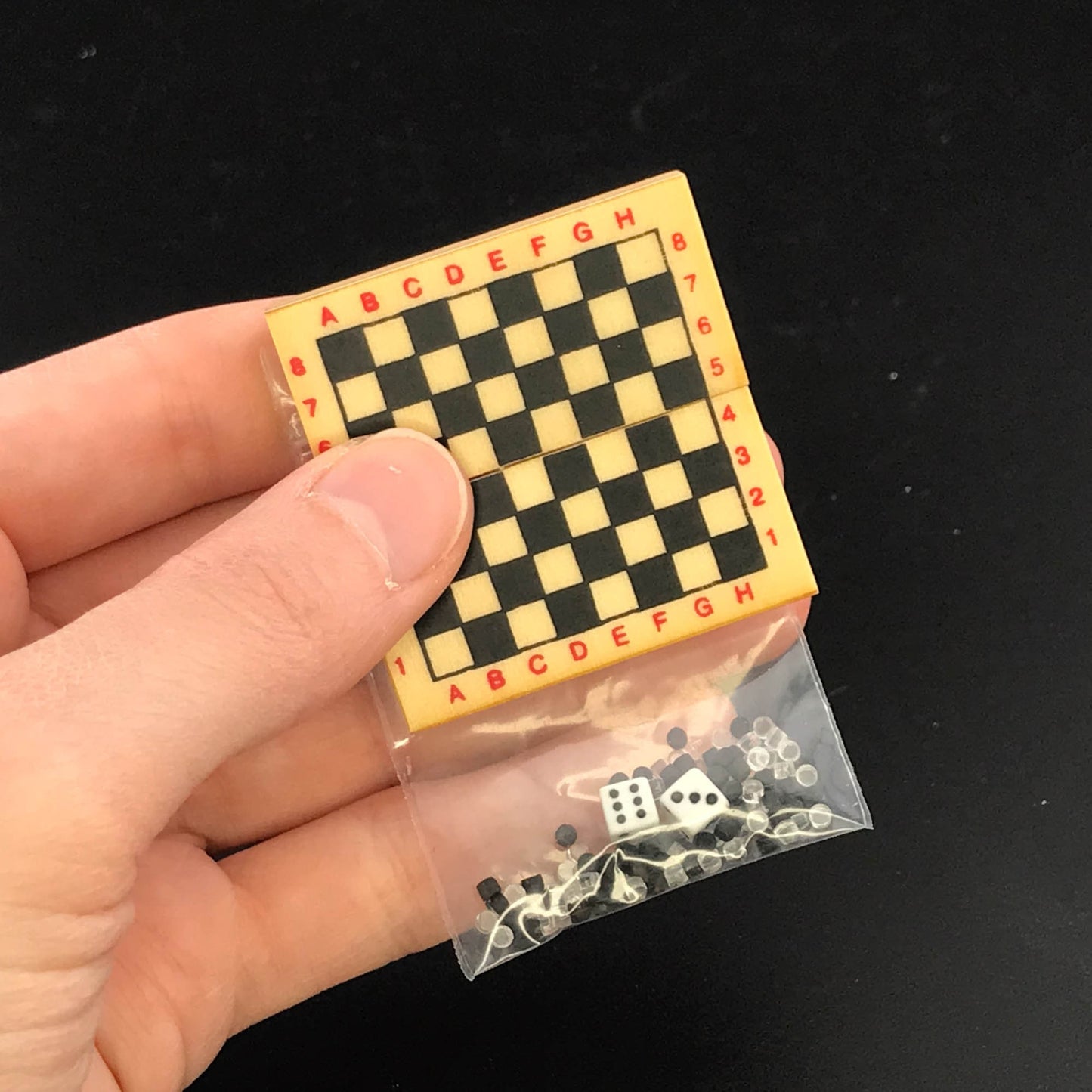 Miniature Checkers and backgammon board game toy for 1:12 scale dollhouse V4084M