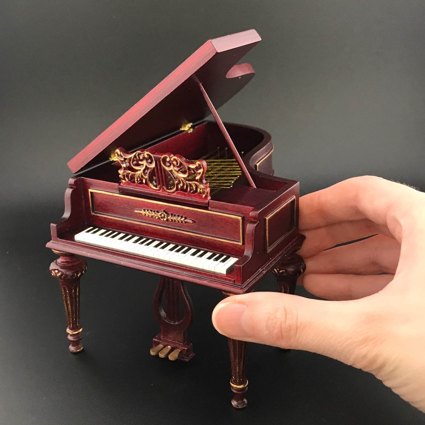 Piano à queue + tabouret pour maison de poupée miniature à l'échelle 1:12, siège en bois, acajou de qualité et or Y3600 MHG