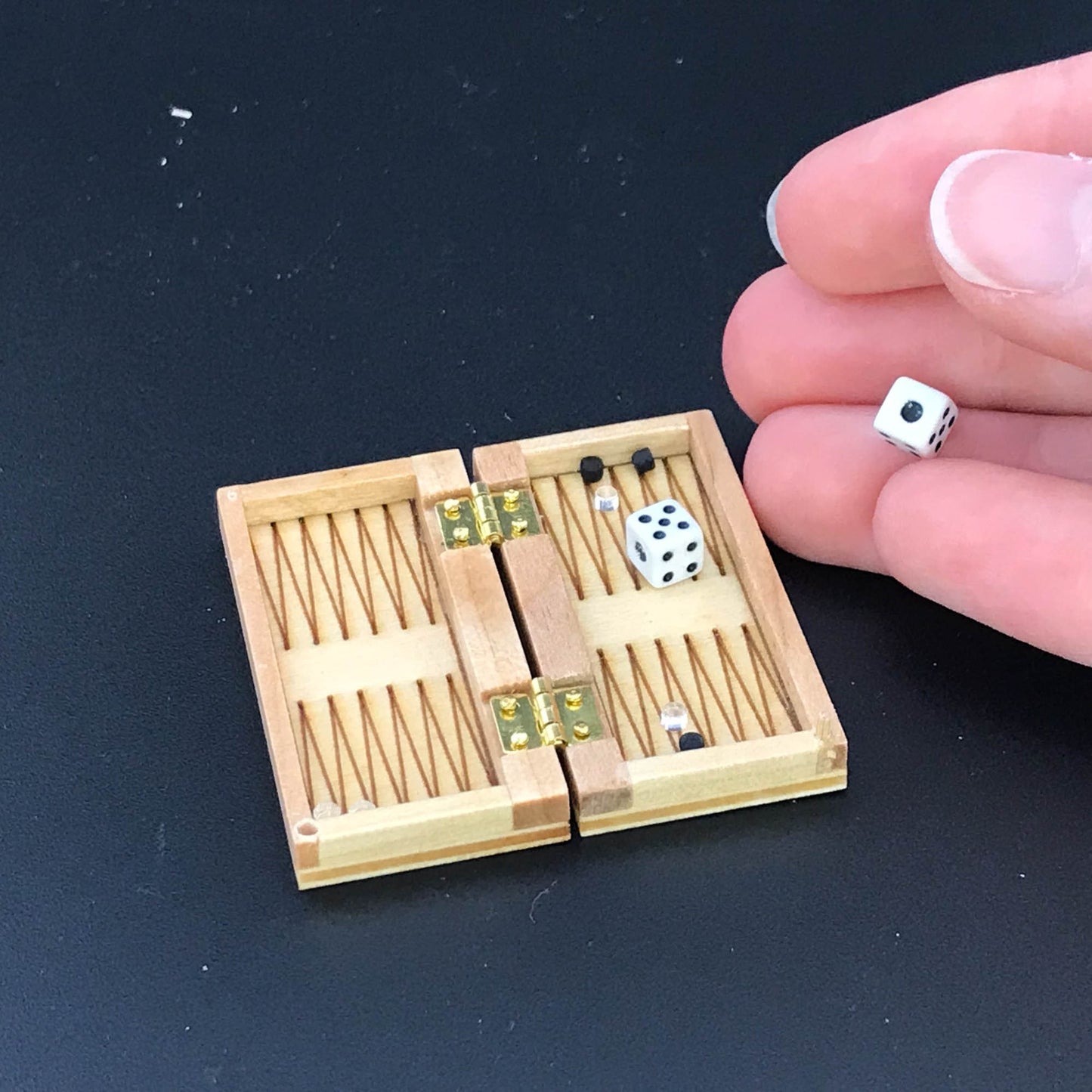 Miniature Checkers and backgammon board game toy for 1:12 scale dollhouse V4084M