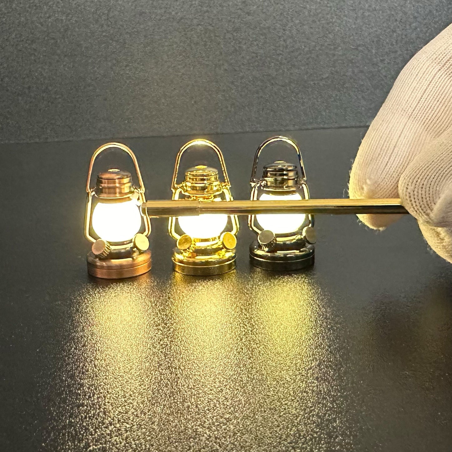 Lanterne à huile miniature sans contact avec baguette 1:12 LED pour maison de poupée, sans contact, sans interrupteur, bâton magique féerique