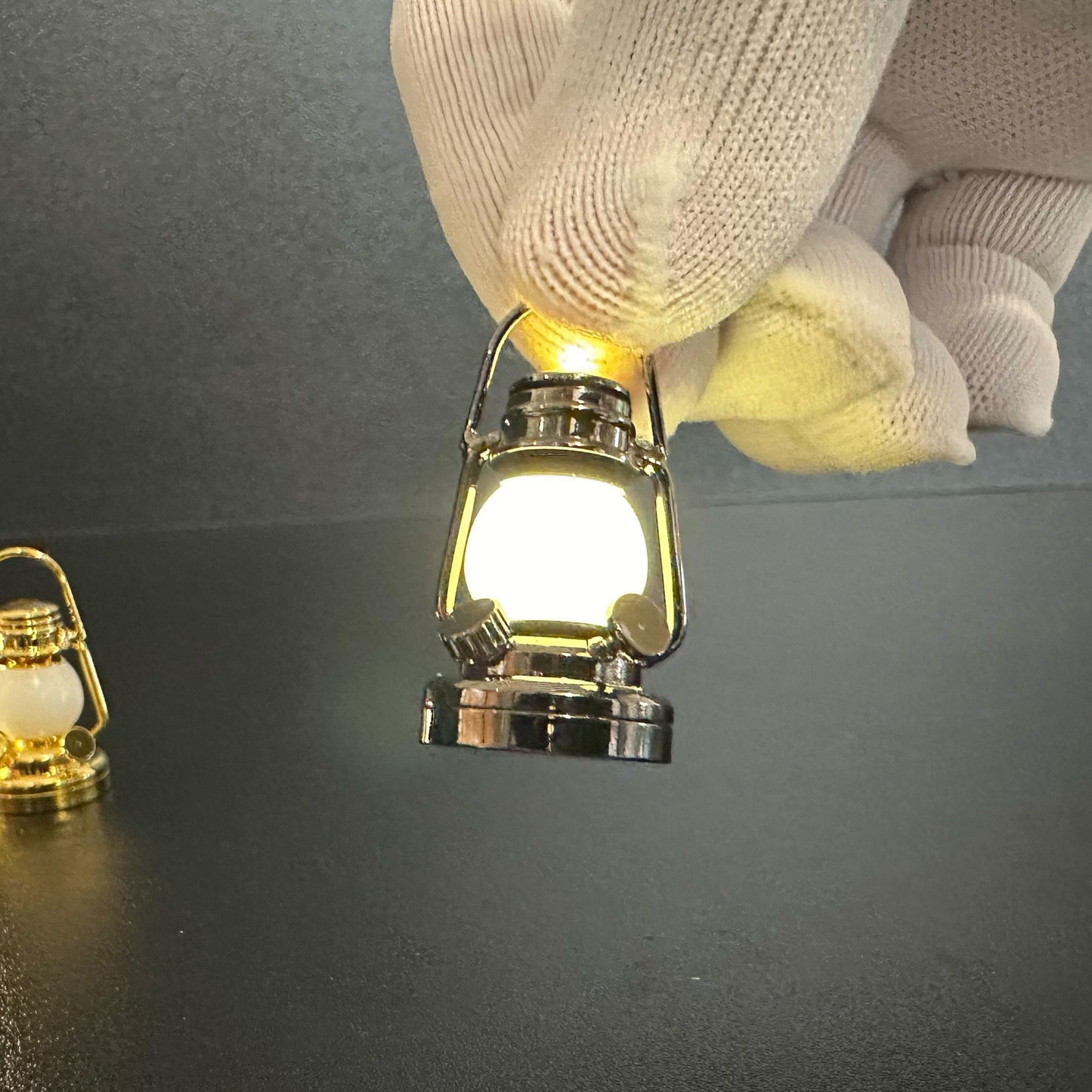 Lanterne à huile miniature sans contact avec baguette 1:12 LED pour maison de poupée, sans contact, sans interrupteur, bâton magique féerique