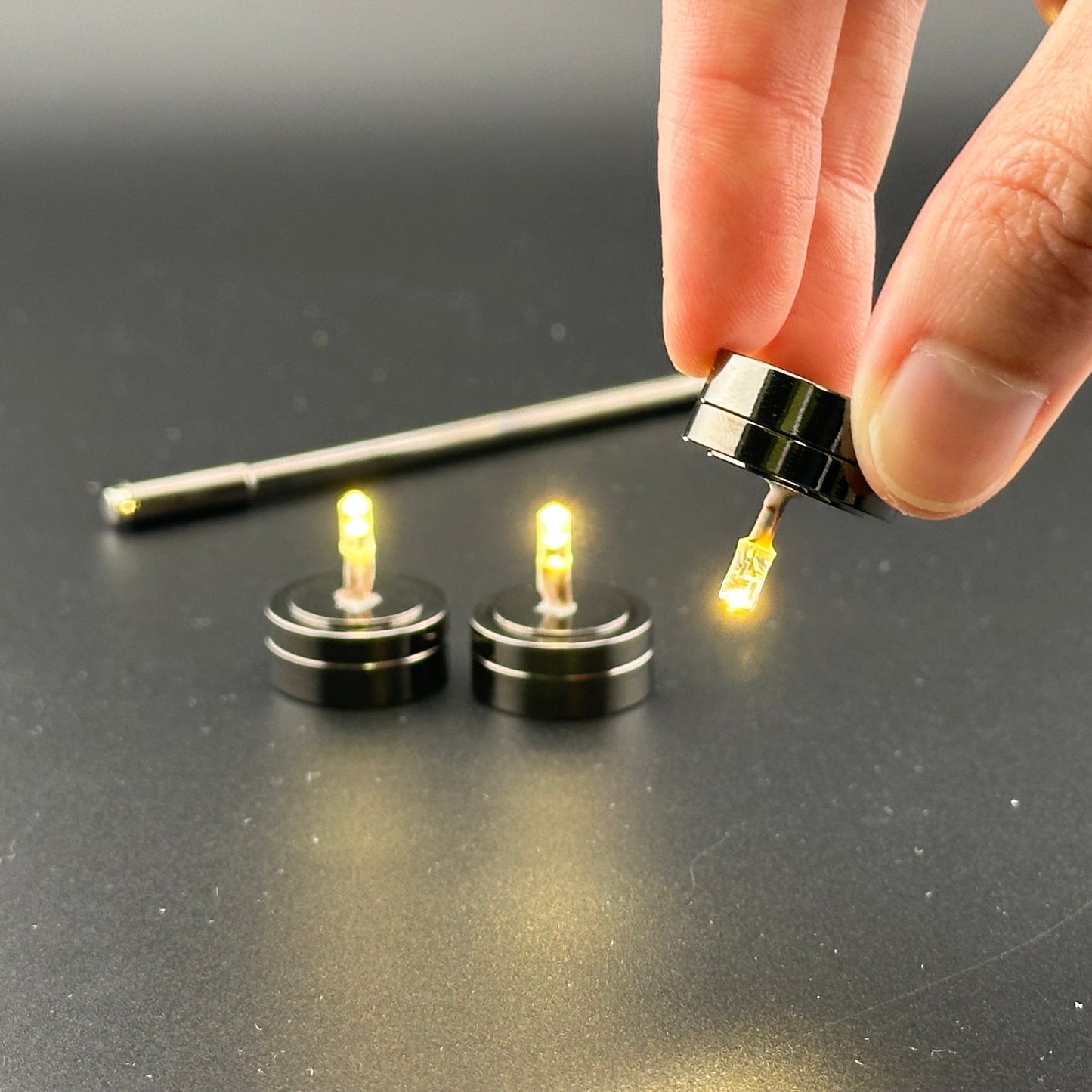 Lot de 3 lampes miniatures à LED à monter soi-même, base ultra-lumineuse, fonctionnement sans contact avec baguette, échelle 1:12, pour maison de poupée, sans contact ni interrupteur.