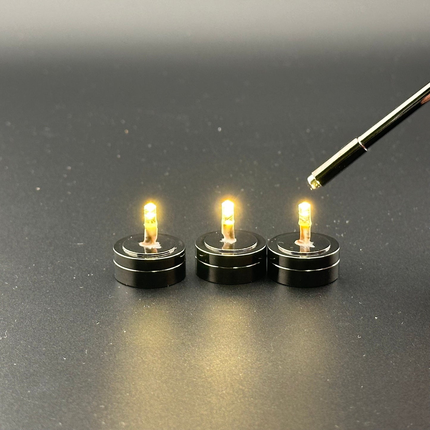 Lot de 3 lampes miniatures à LED à monter soi-même, base ultra-lumineuse, fonctionnement sans contact avec baguette, échelle 1:12, pour maison de poupée, sans contact ni interrupteur.