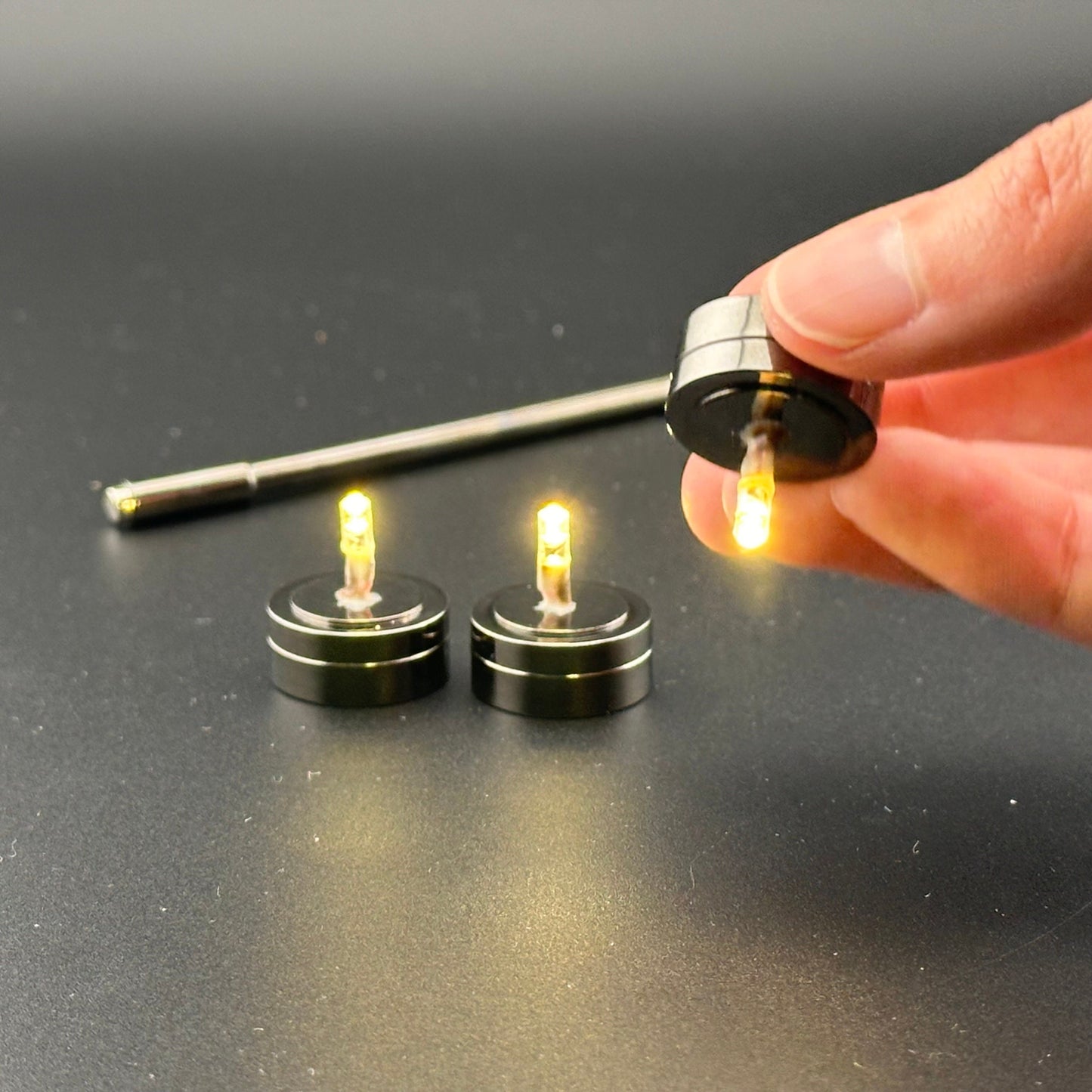 Lot de 3 lampes miniatures à LED à monter soi-même, base ultra-lumineuse, fonctionnement sans contact avec baguette, échelle 1:12, pour maison de poupée, sans contact ni interrupteur.