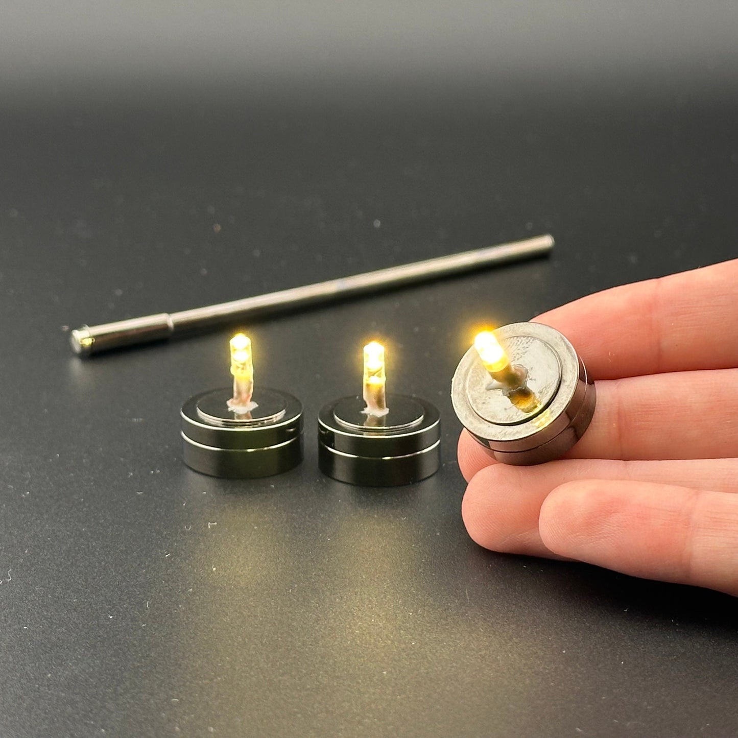 Lot de 3 lampes miniatures à LED à monter soi-même, base ultra-lumineuse, fonctionnement sans contact avec baguette, échelle 1:12, pour maison de poupée, sans contact ni interrupteur.