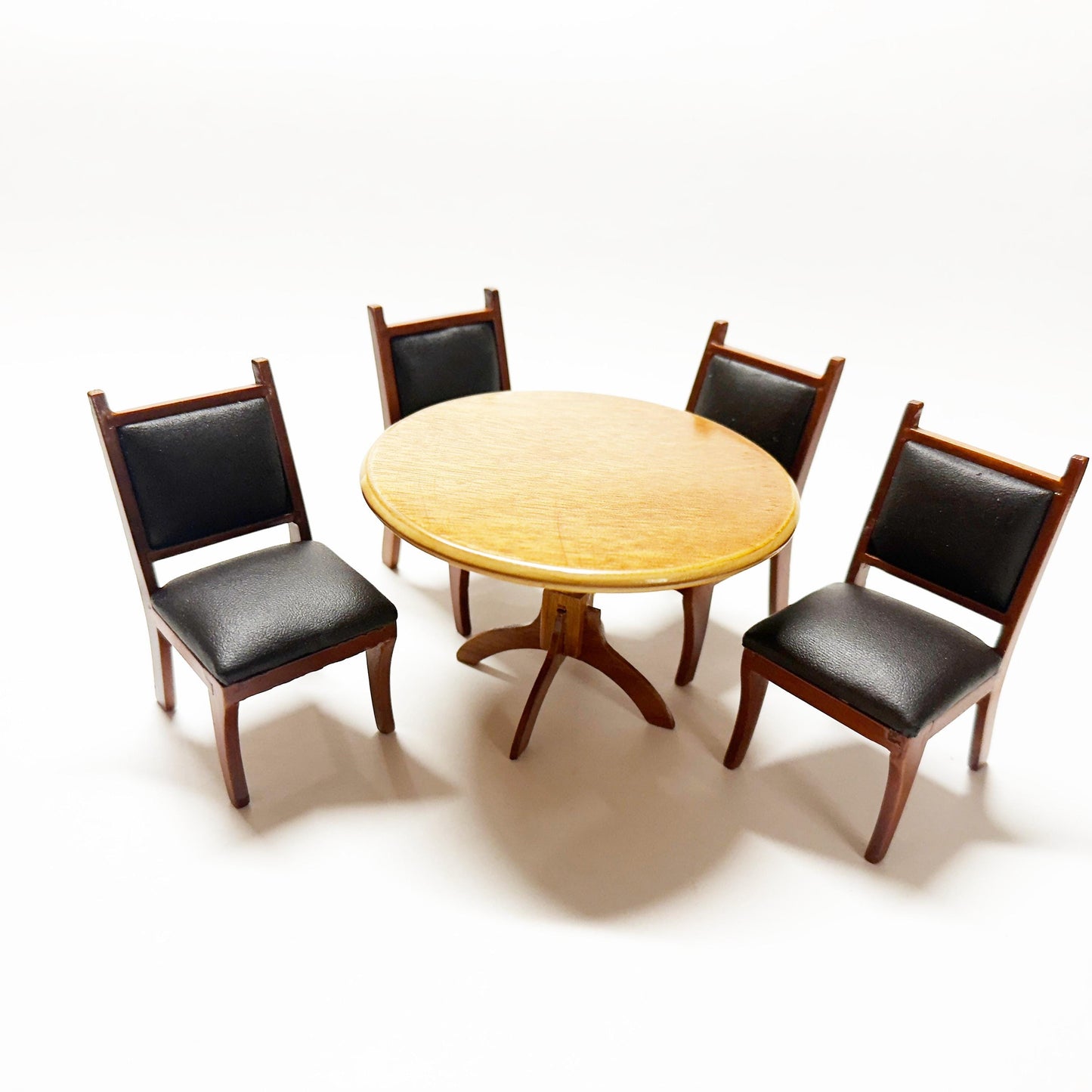 Ensemble miniature - Quatre chaises rembourrées et une table ronde pour une salle à manger - salle de jeux de cartes, conçu pour les maisons de poupées à l'échelle 1:12
