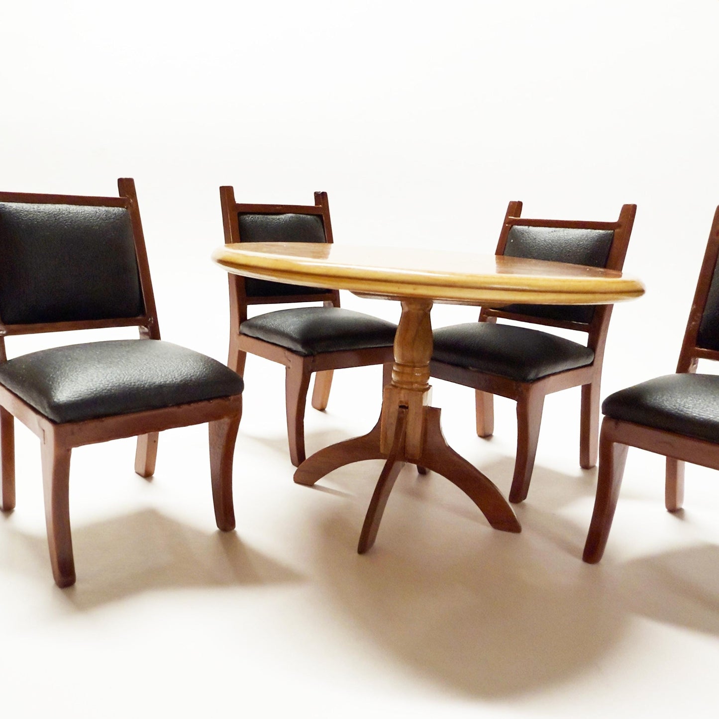 Ensemble miniature - Quatre chaises rembourrées et une table ronde pour une salle à manger - salle de jeux de cartes, conçu pour les maisons de poupées à l'échelle 1:12