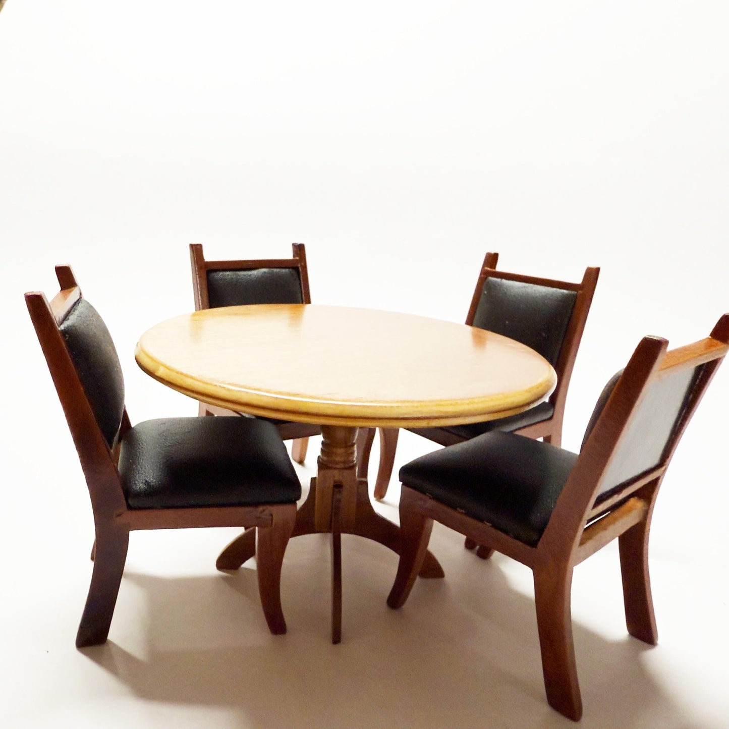 Ensemble miniature - Quatre chaises rembourrées et une table ronde pour une salle à manger - salle de jeux de cartes, conçu pour les maisons de poupées à l'échelle 1:12