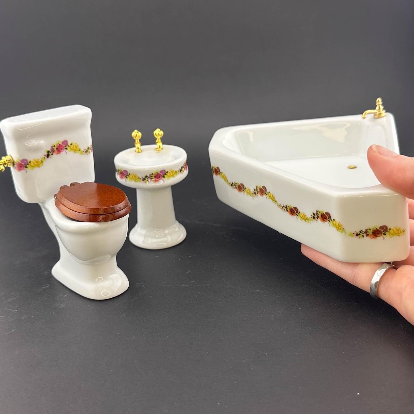 Dollhouse miniature White porcelain Floral Bathroom Set/3pcs  in 1:12 scale Corner Bathtub, Sink, and Toilet