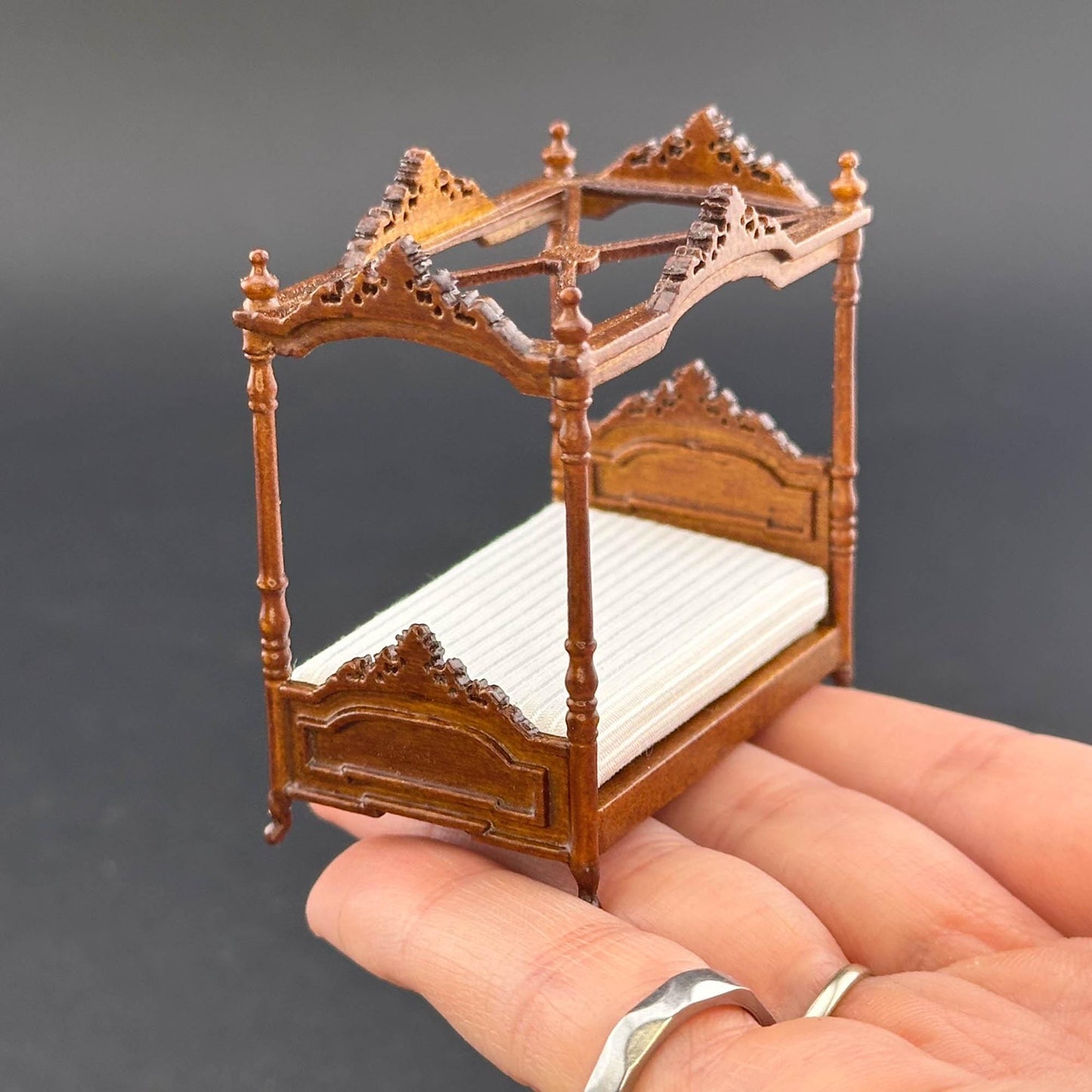 1:48 scale canopy bed handcrafted wood  quarter scale  WALNUT 1/48 Top Quality dollhouse miniature