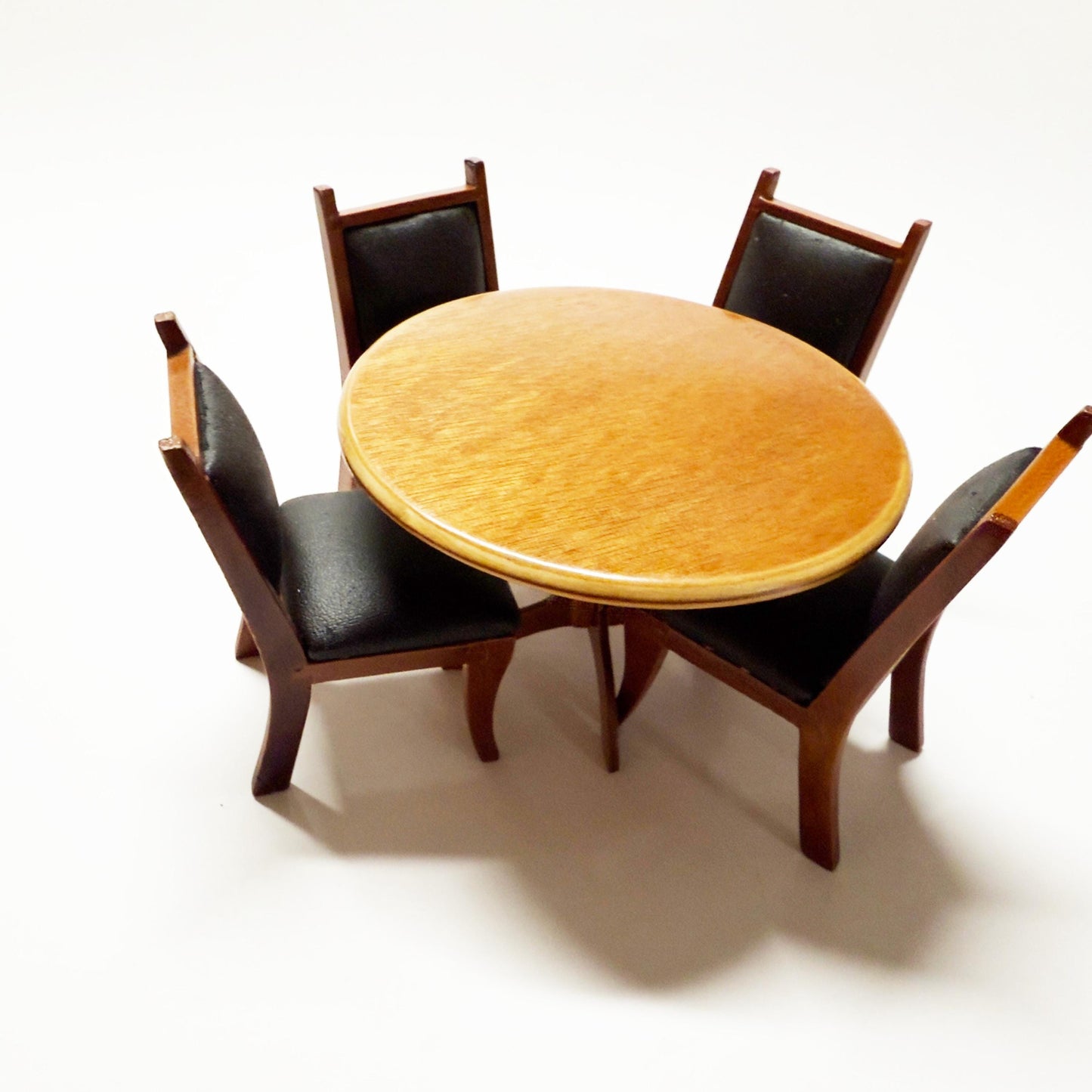 Ensemble miniature - Quatre chaises rembourrées et une table ronde pour une salle à manger - salle de jeux de cartes, conçu pour les maisons de poupées à l'échelle 1:12