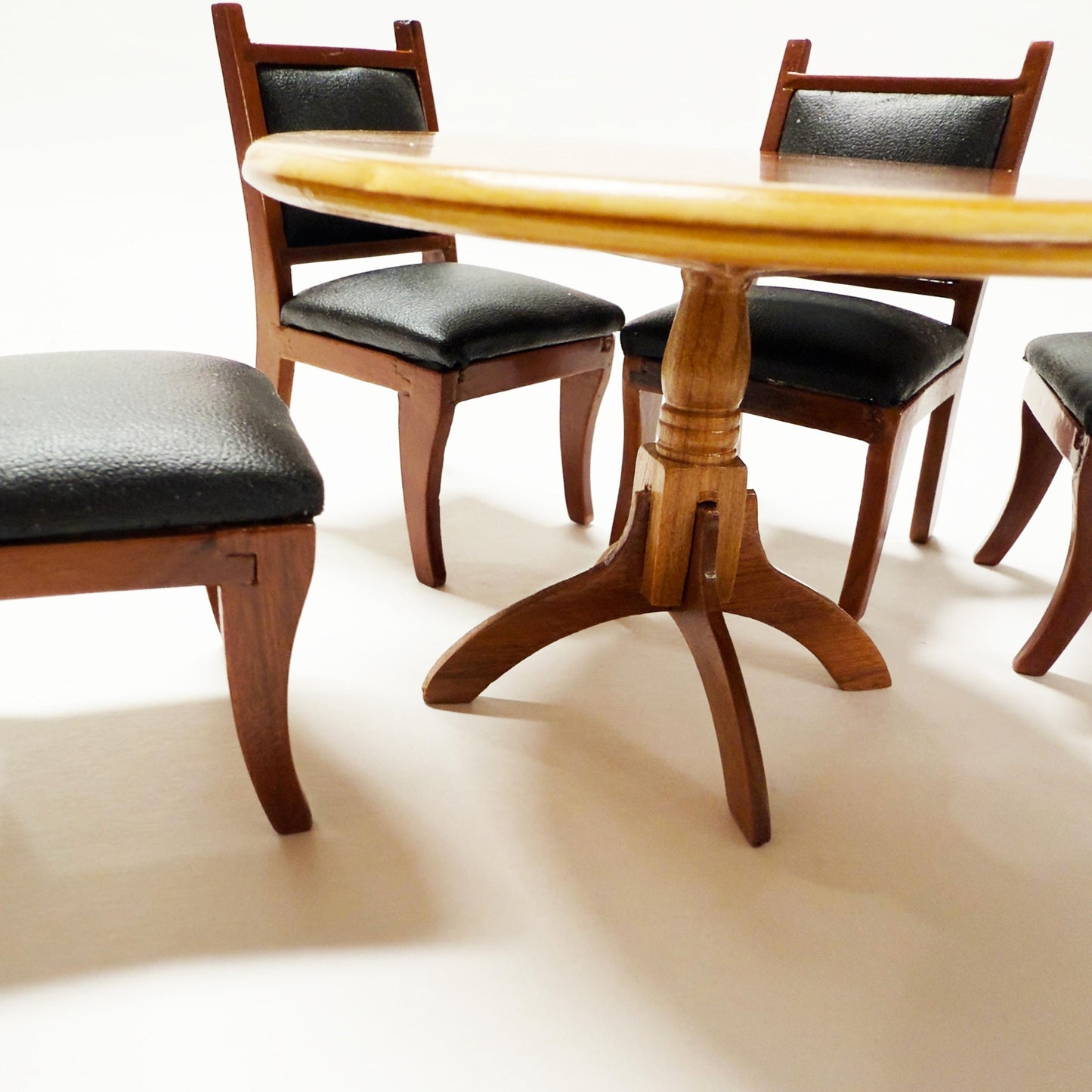 Ensemble miniature - Quatre chaises rembourrées et une table ronde pour une salle à manger - salle de jeux de cartes, conçu pour les maisons de poupées à l'échelle 1:12
