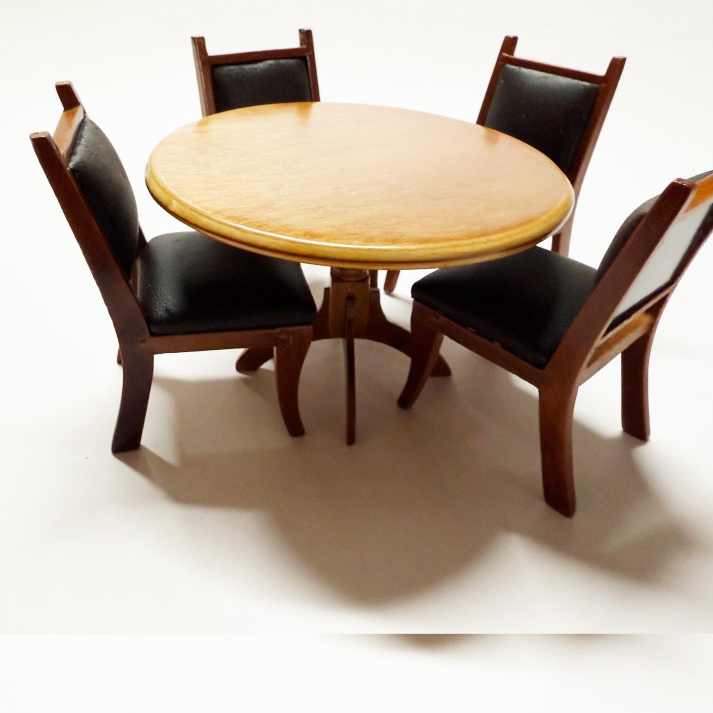 Ensemble miniature - Quatre chaises rembourrées et une table ronde pour une salle à manger - salle de jeux de cartes, conçu pour les maisons de poupées à l'échelle 1:12