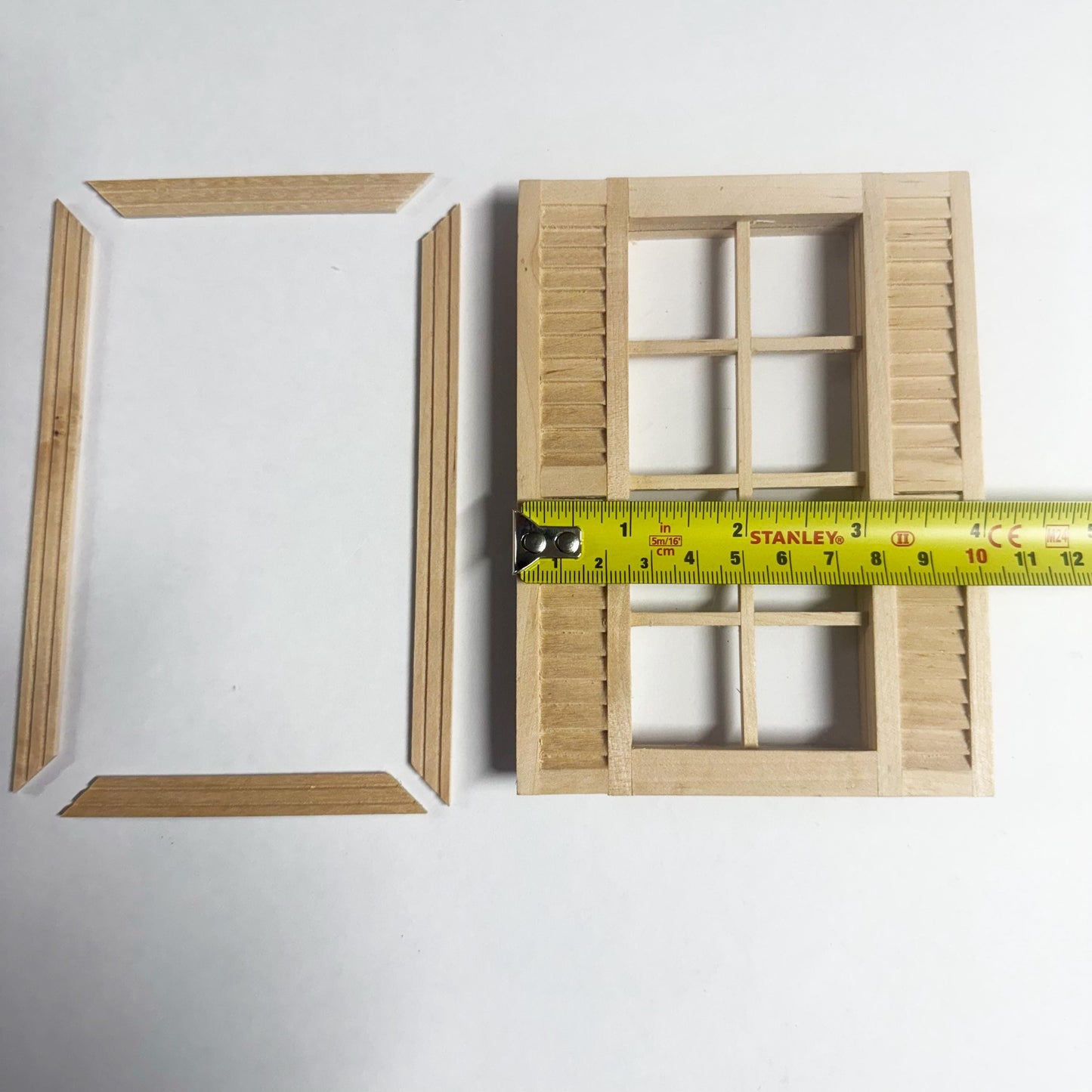 Fenêtre miniature en bois brut avec volets latéraux et cadre intérieur pour maisons de poupées à l'échelle 1:12
