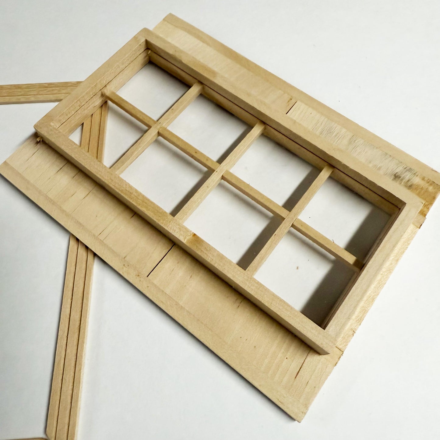 Fenêtre miniature en bois brut avec volets latéraux et cadre intérieur pour maisons de poupées à l'échelle 1:12