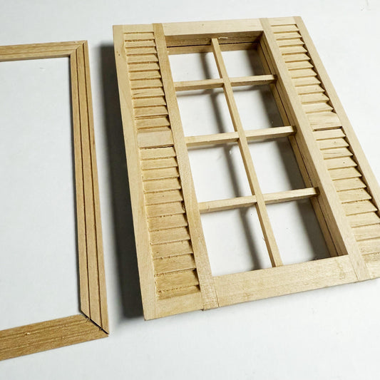 Fenêtre miniature en bois brut avec volets latéraux et cadre intérieur pour maisons de poupées à l'échelle 1:12