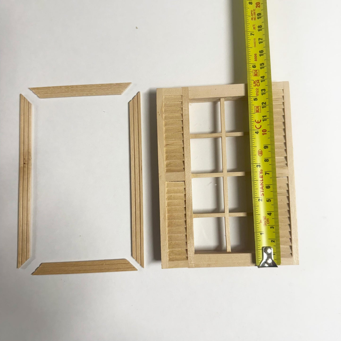 Fenêtre miniature en bois brut avec volets latéraux et cadre intérieur pour maisons de poupées à l'échelle 1:12