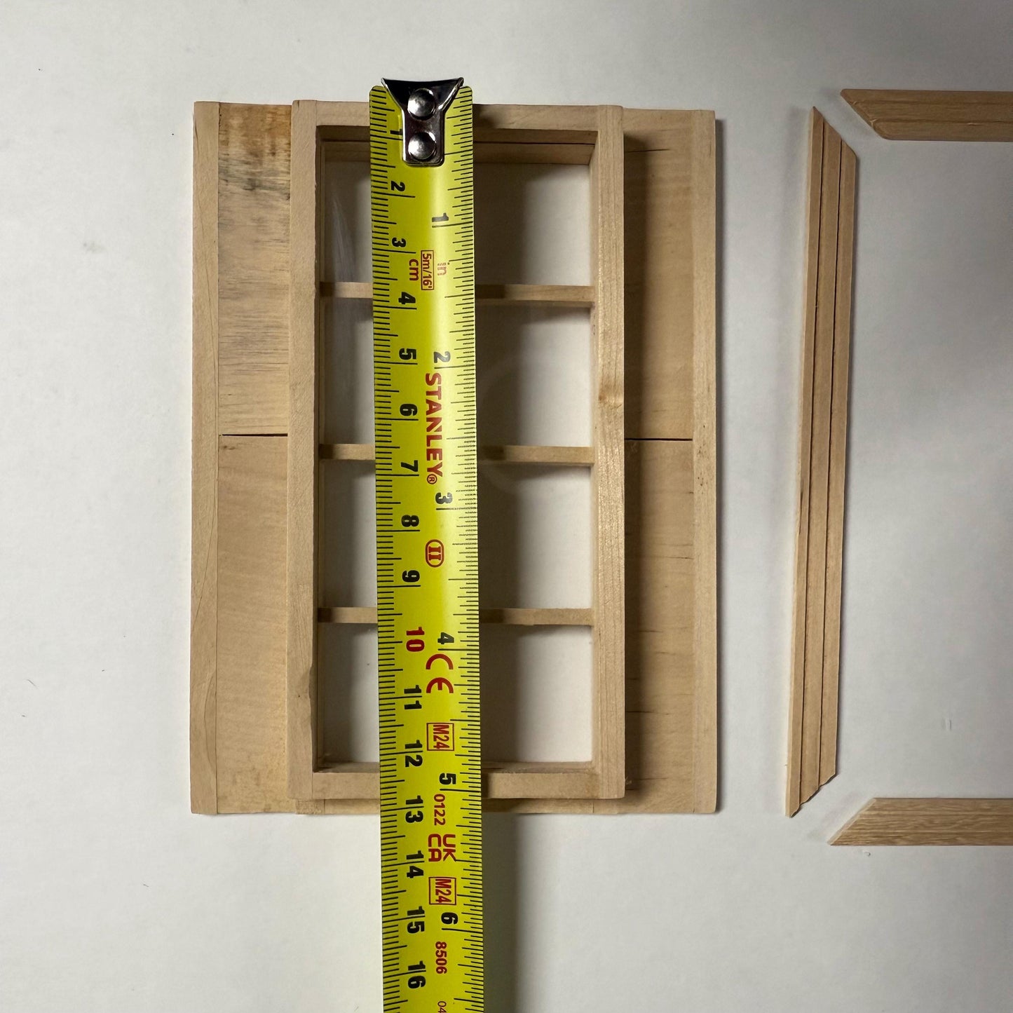 Fenêtre miniature en bois brut avec volets latéraux et cadre intérieur pour maisons de poupées à l'échelle 1:12