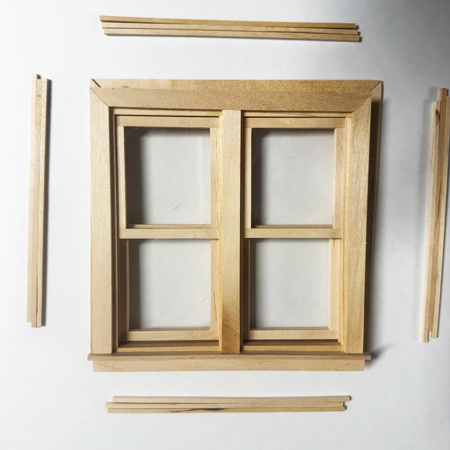 Fenêtre double miniature en bois brut avec pièces mobiles coulissantes pour maisons de poupées à l'échelle 1:12