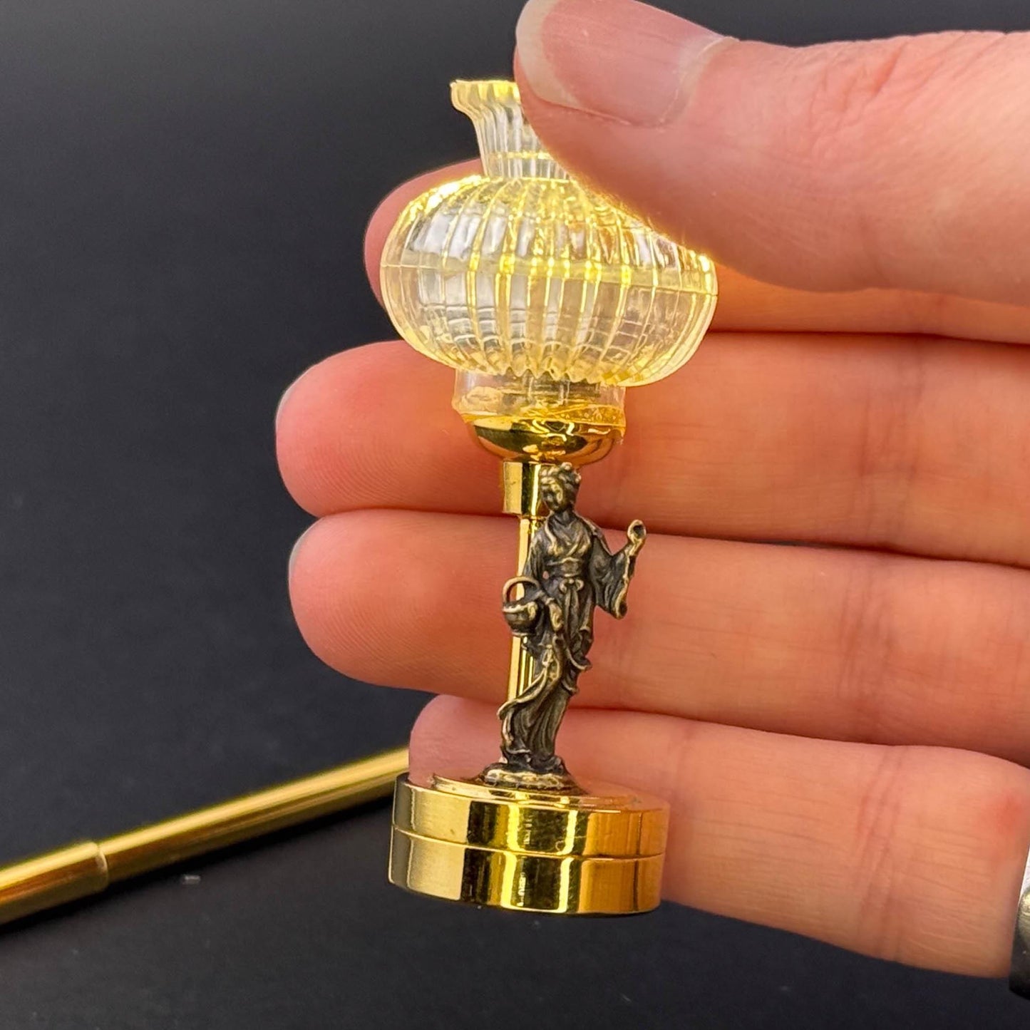 Miniature Touchless operation with Wand  1:12 table lamp LED for Dollhouse No-touch No-Switch Stick Flower Girl Woman Table Lamp