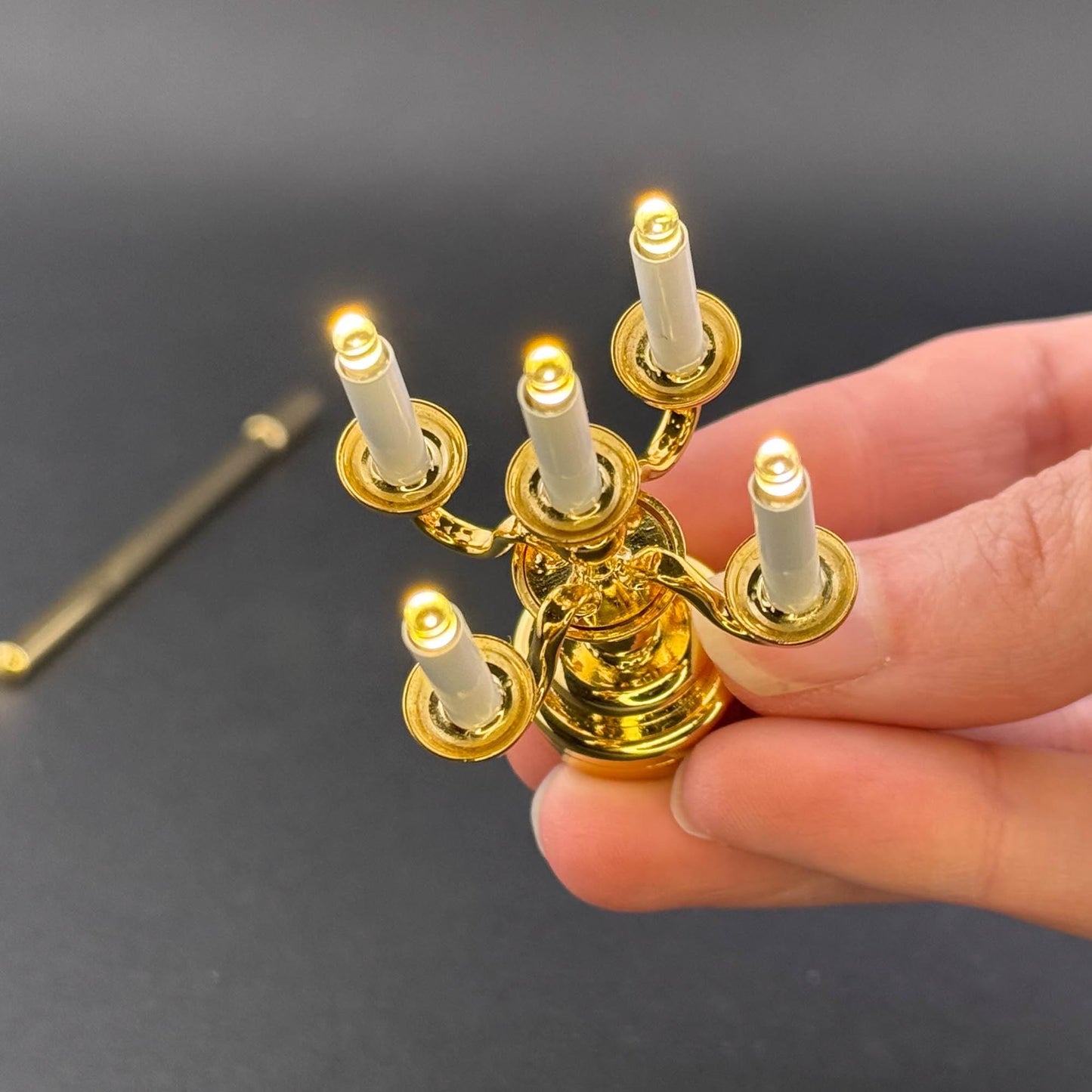Lampe de table miniature sans contact avec baguette 1:12 LED pour maison de poupée Candélabre en laiton sans contact et sans interrupteur avec cinq bougies chandelier