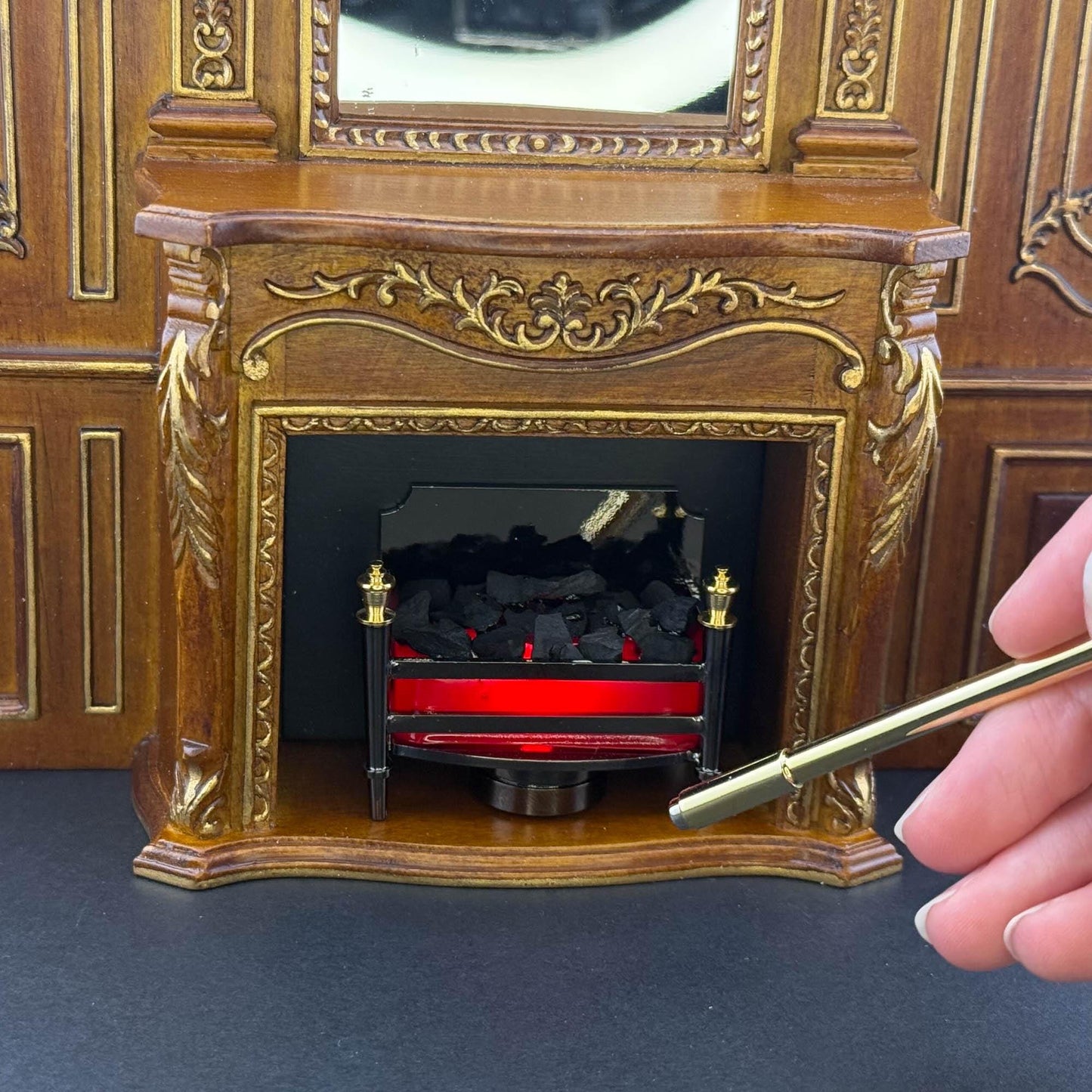 Lampe de table miniature sans contact avec baguette 1:12 LED pour cheminée de maison de poupée sans contact et sans interrupteur, braises incandescentes, grille de feu rouge