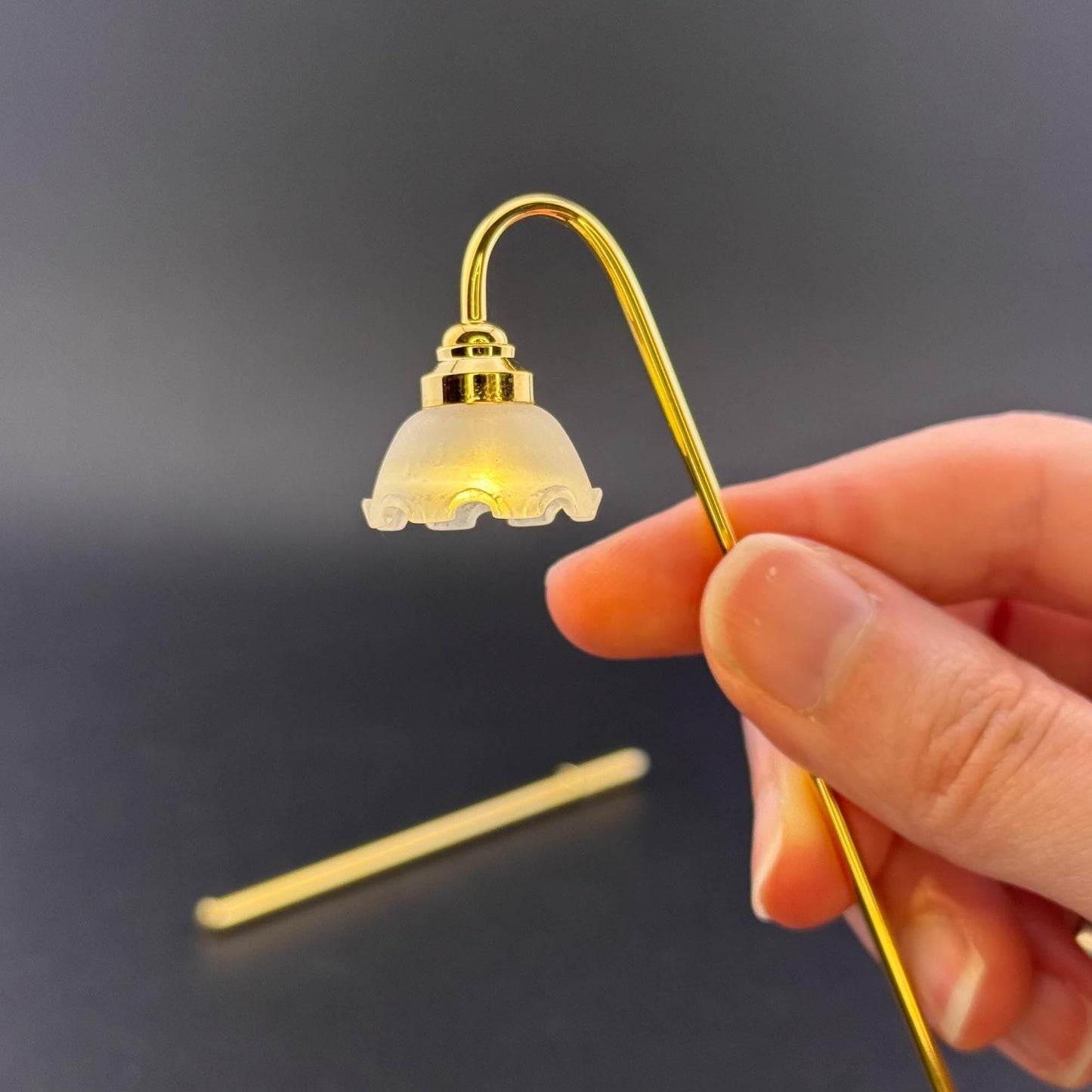 Lampe de table miniature sans contact avec baguette 1:12 LED pour maison de poupée Lampe de sol sans contact sans interrupteur avec couronne