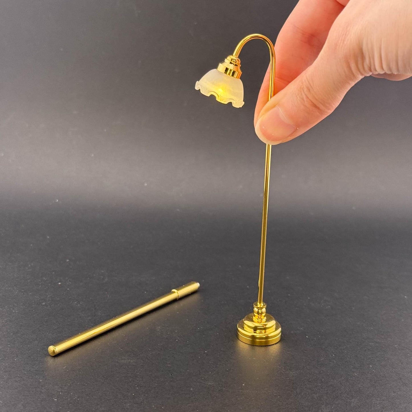 Lampe de table miniature sans contact avec baguette 1:12 LED pour maison de poupée Lampe de sol sans contact sans interrupteur avec couronne
