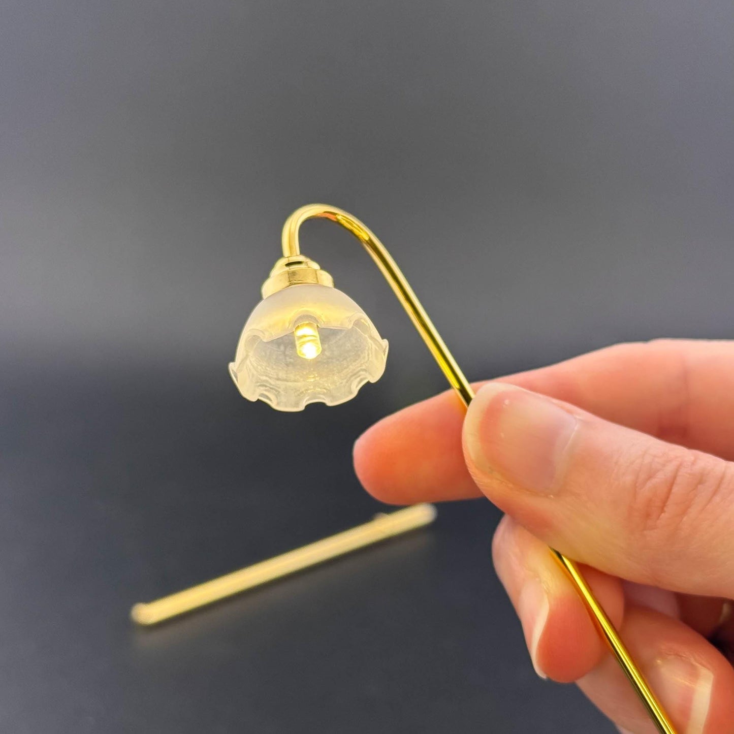 Lampe de table miniature sans contact avec baguette 1:12 LED pour maison de poupée Lampe de sol sans contact sans interrupteur avec couronne