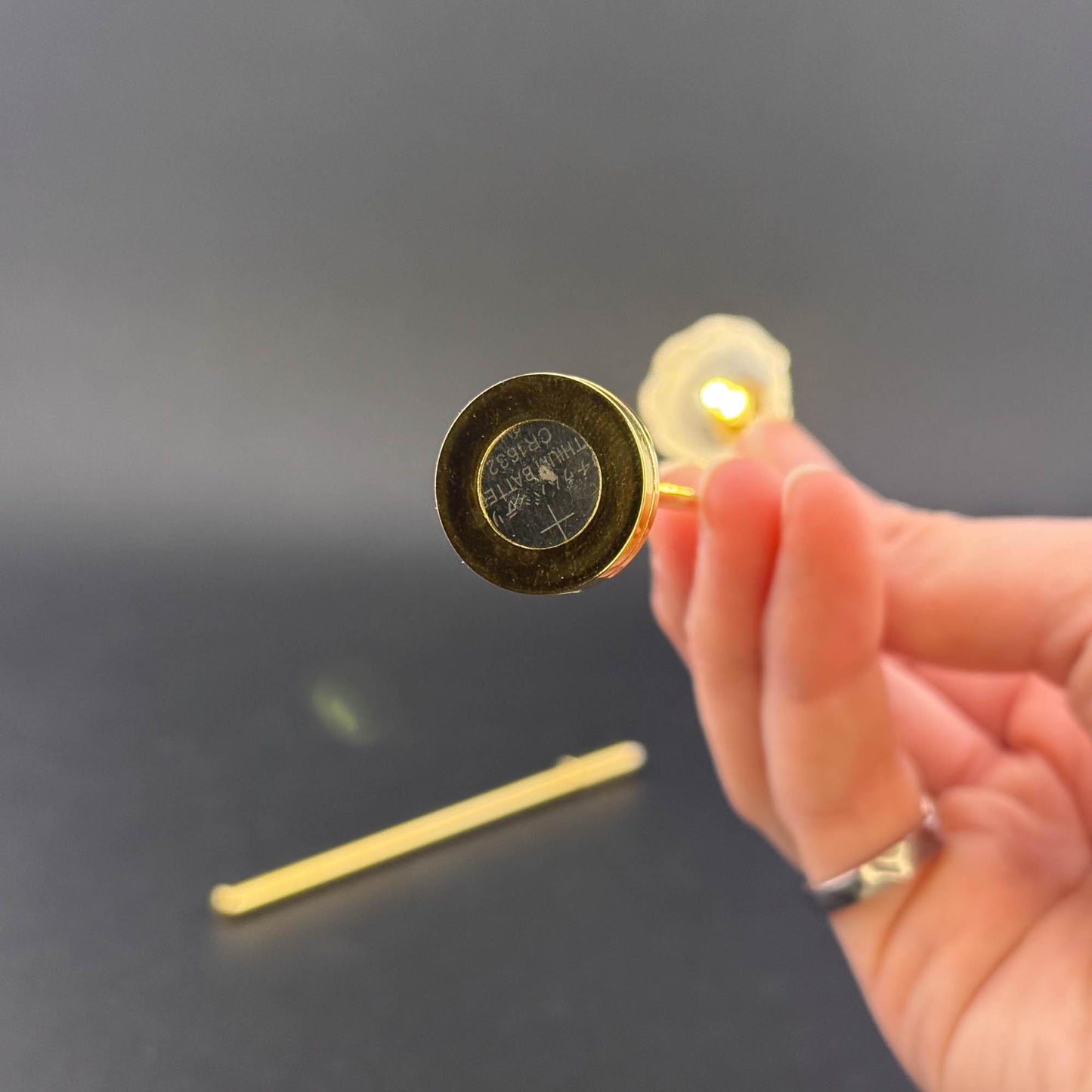 Lampe de table miniature sans contact avec baguette 1:12 LED pour maison de poupée Lampe de sol sans contact sans interrupteur avec couronne
