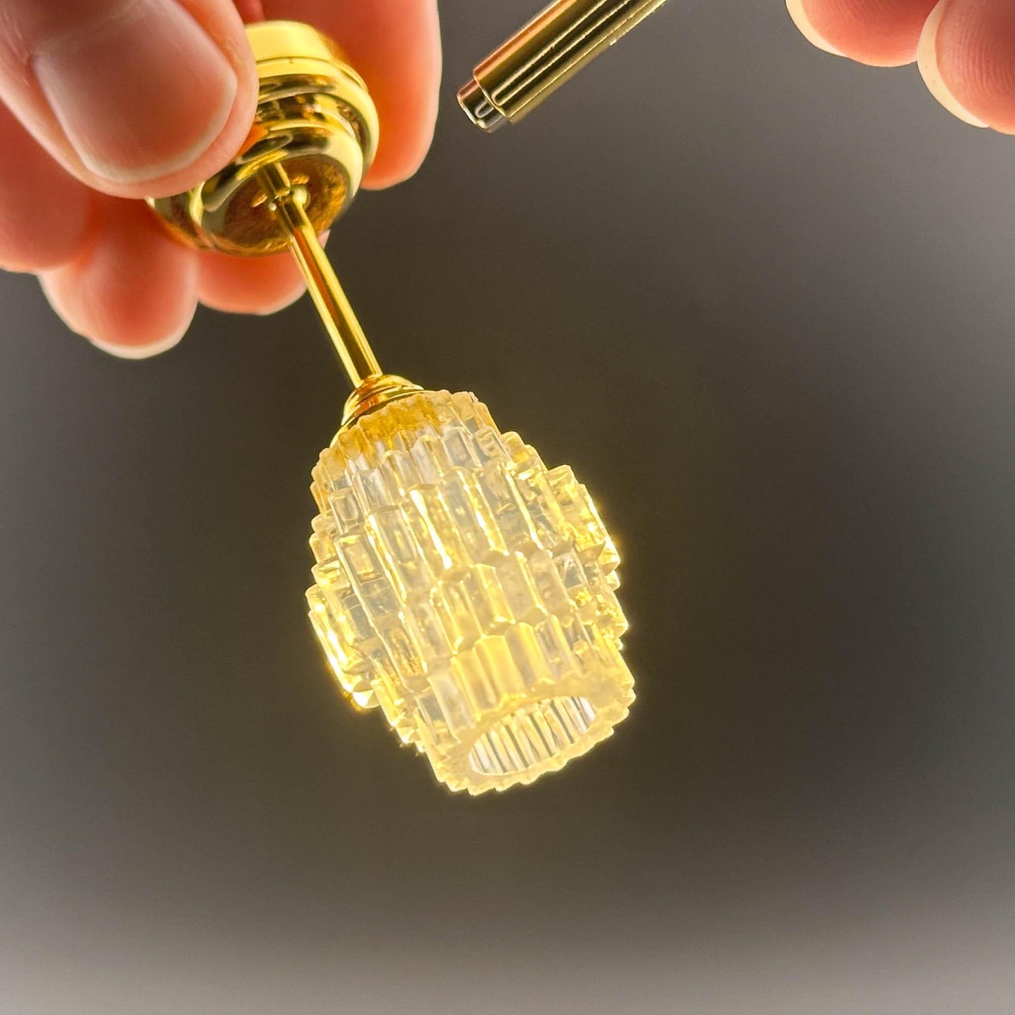 Plafonnier miniature en laiton Fonctionnement sans contact avec baguette abat-jour long transparent Lumière LED Échelle 1:12 pour maison de poupée Sans contact Sans interrupteur à plusieurs niveaux