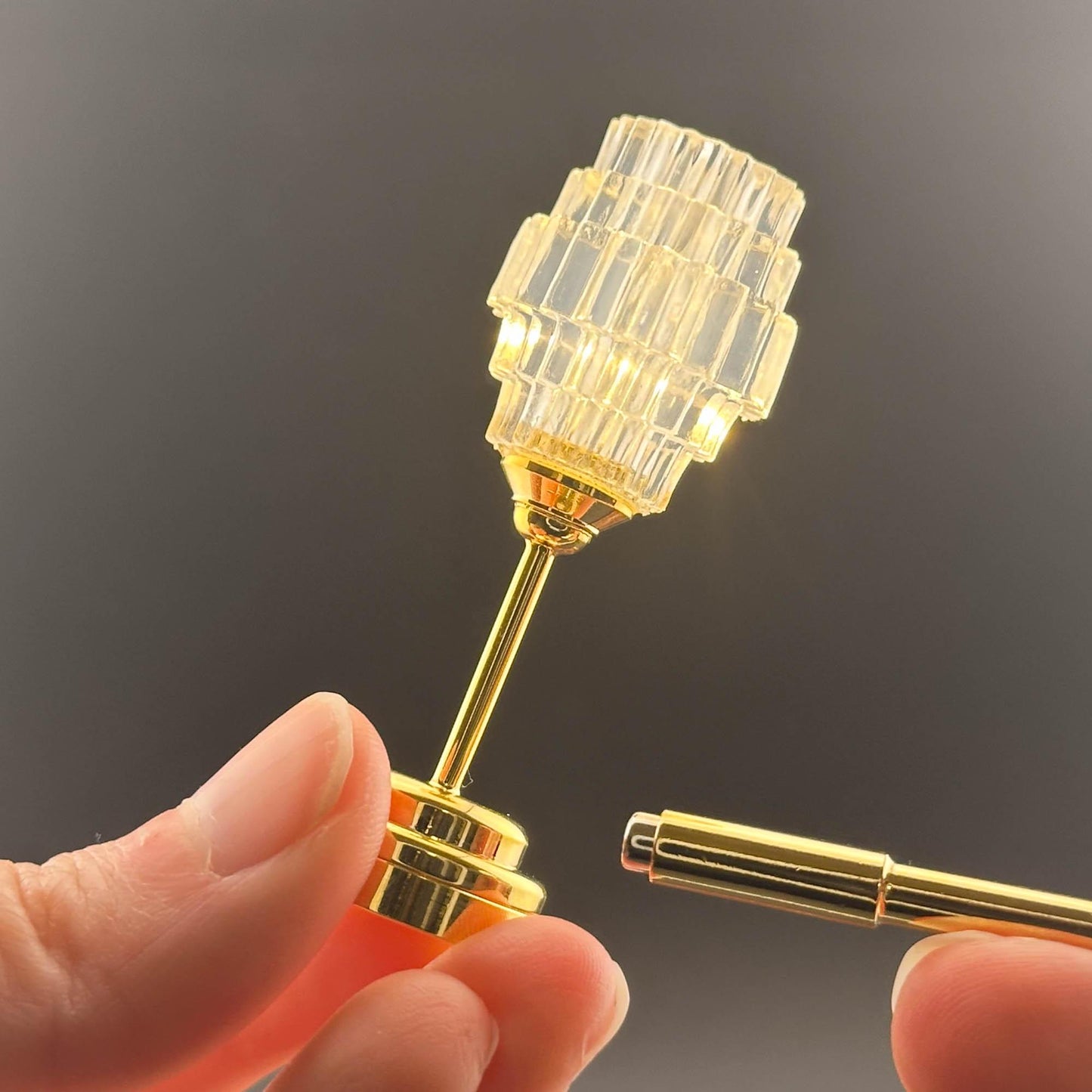 Plafonnier miniature en laiton Fonctionnement sans contact avec baguette abat-jour long transparent Lumière LED Échelle 1:12 pour maison de poupée Sans contact Sans interrupteur à plusieurs niveaux