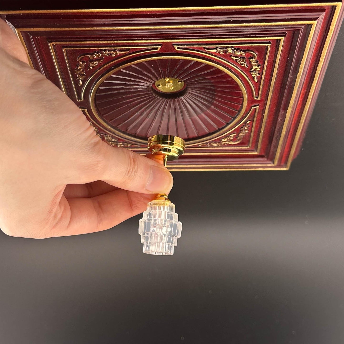 Plafonnier miniature en laiton Fonctionnement sans contact avec baguette abat-jour long transparent Lumière LED Échelle 1:12 pour maison de poupée Sans contact Sans interrupteur à plusieurs niveaux