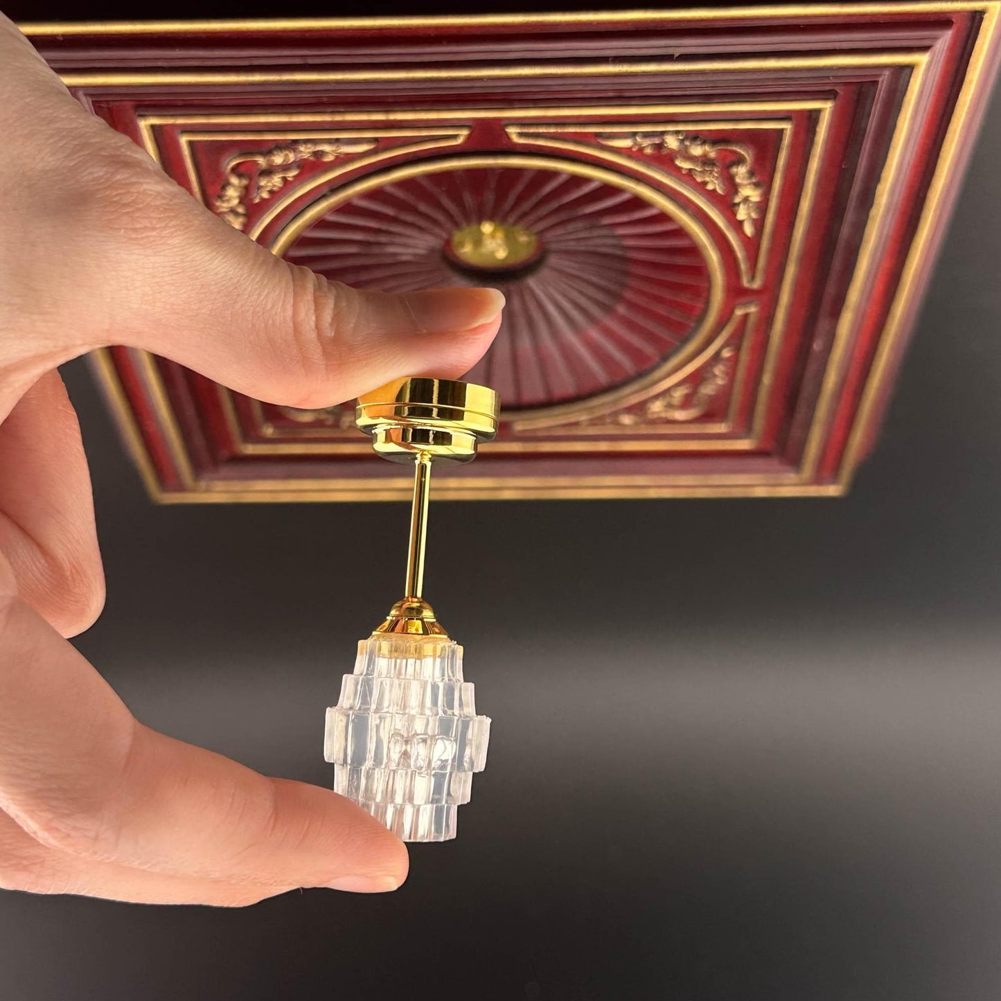 Plafonnier miniature en laiton Fonctionnement sans contact avec baguette abat-jour long transparent Lumière LED Échelle 1:12 pour maison de poupée Sans contact Sans interrupteur à plusieurs niveaux