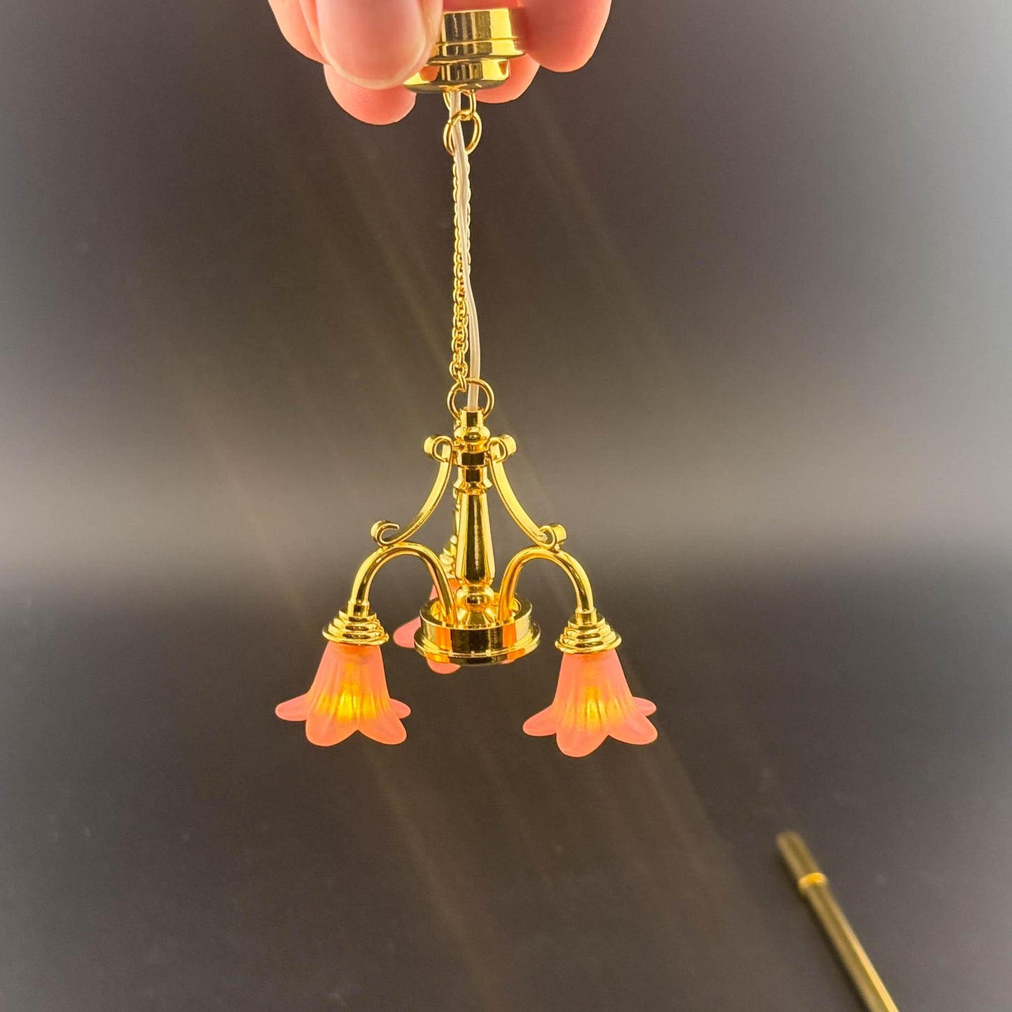Lampe miniature en laiton Fonctionnement sans contact avec baguette Tulipes ROSES Lustre à 3 bras Lumière LED Échelle 1:12 pour maison de poupée Sans contact Sans interrupteur