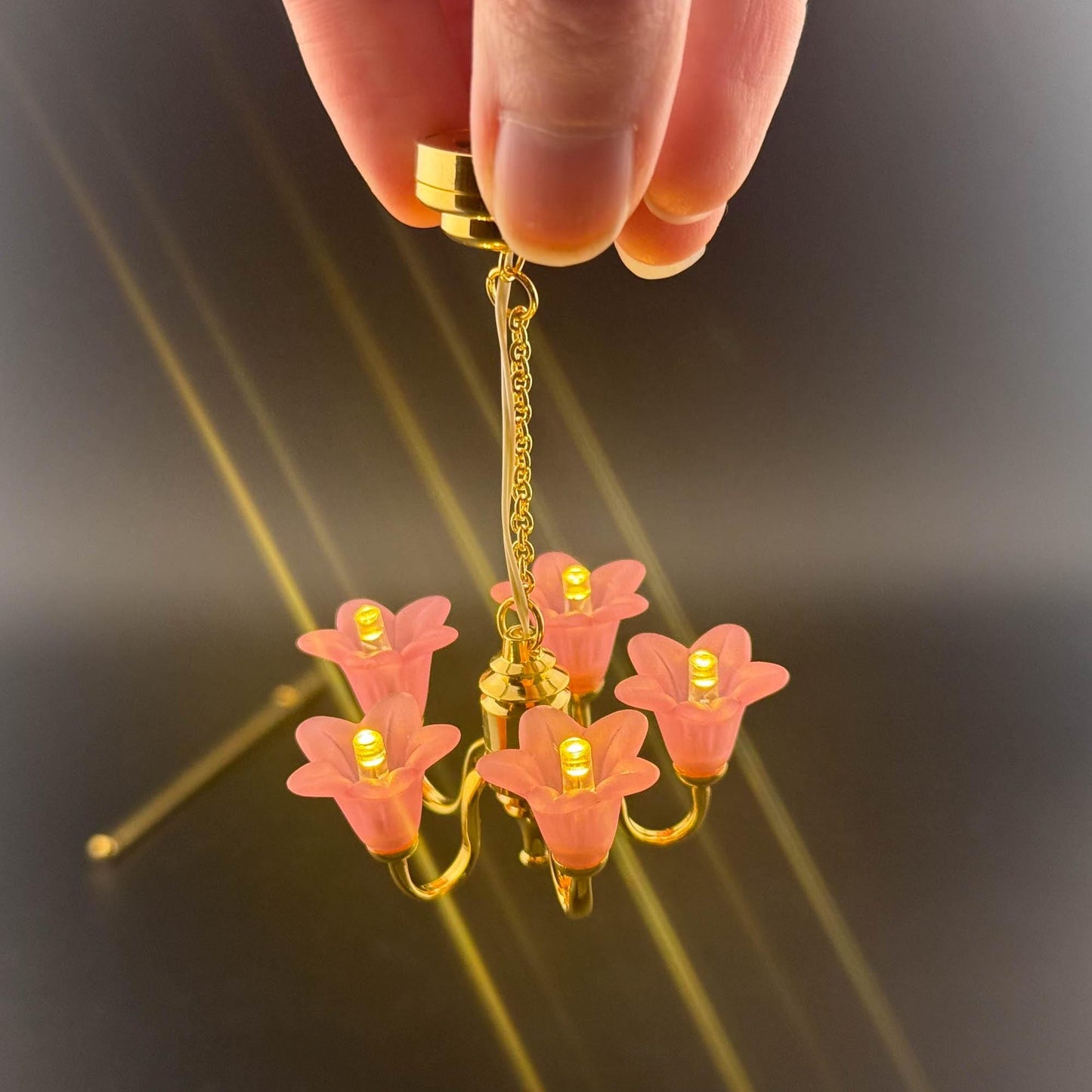Lampe miniature en laiton Fonctionnement sans contact avec baguette Tulipes roses Lustre à 5 bras Lumière LED Échelle 1:12 pour maison de poupée Sans contact Sans interrupteur